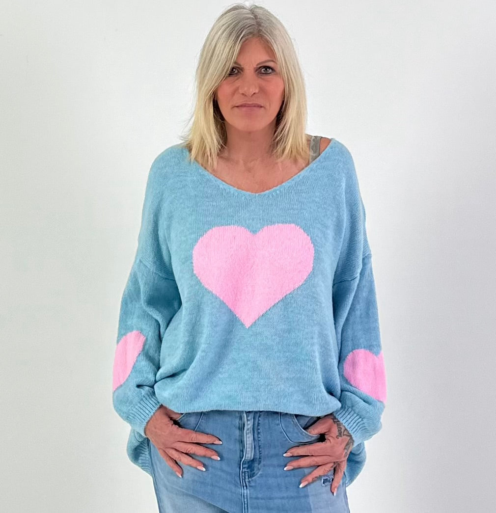 Oversized Pullover Modell "Heart Flair" - hellblau