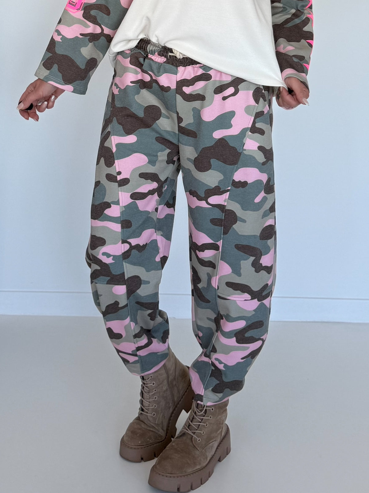 Sweatpants with camouflage print - olive multi-colored