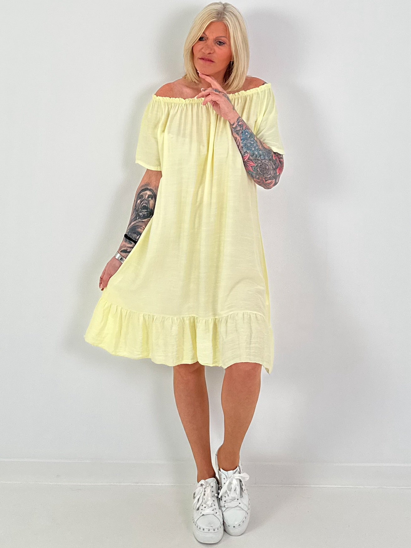 Kleid mit kurzen Ärmeln und Volant - gelb
