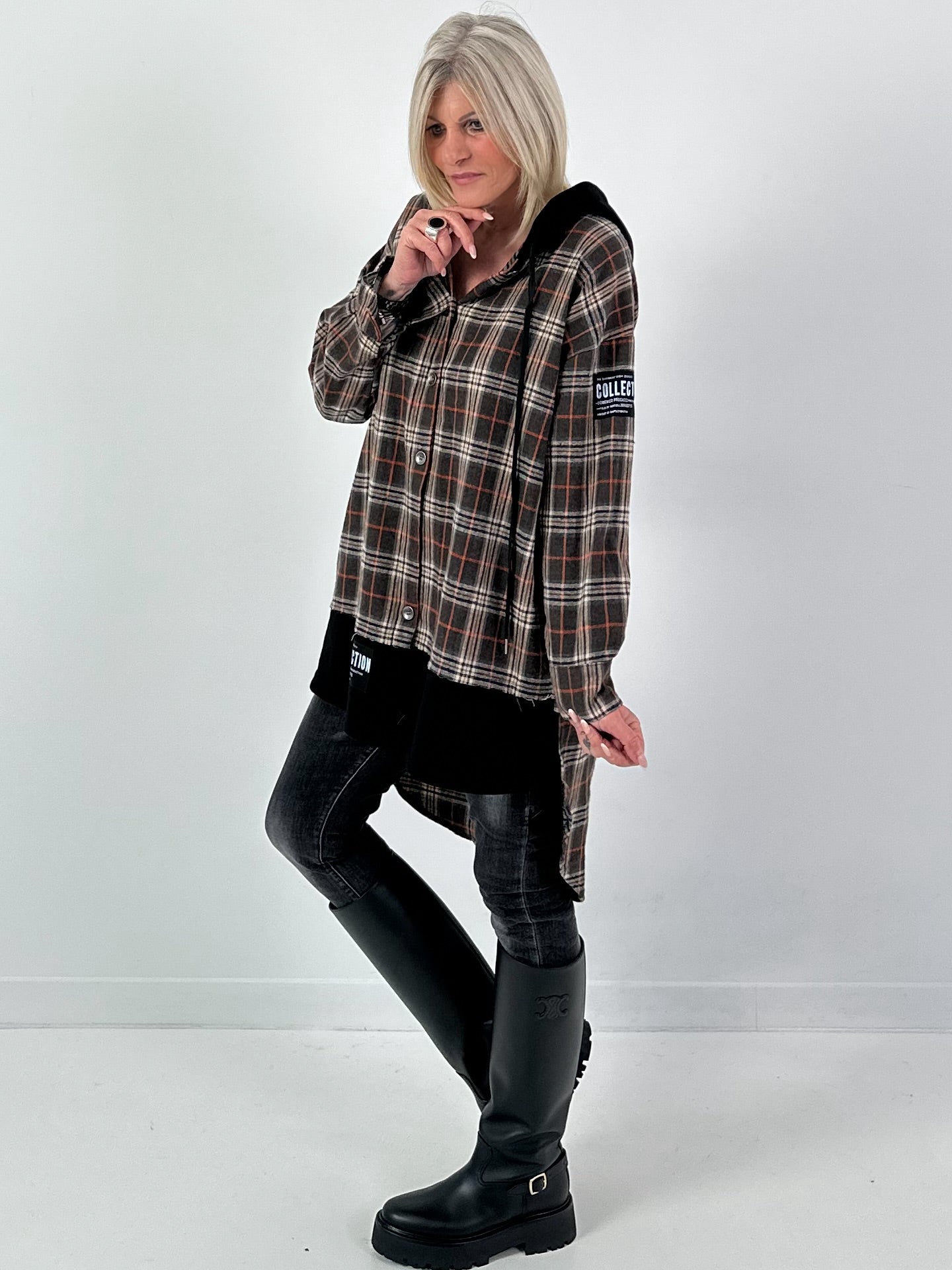 Geruite capuchonjas, model "Plaid Edit" - bruin-veelkleurig