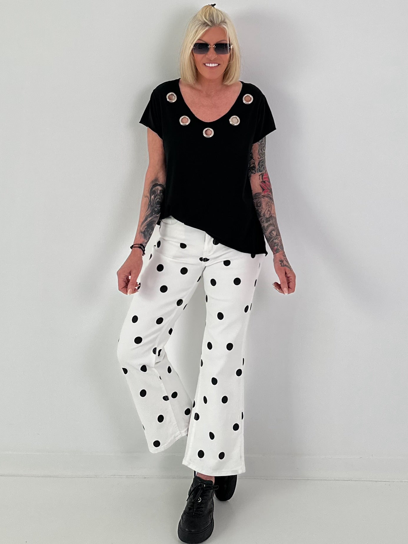 T-shirt with eyelet neckline - black