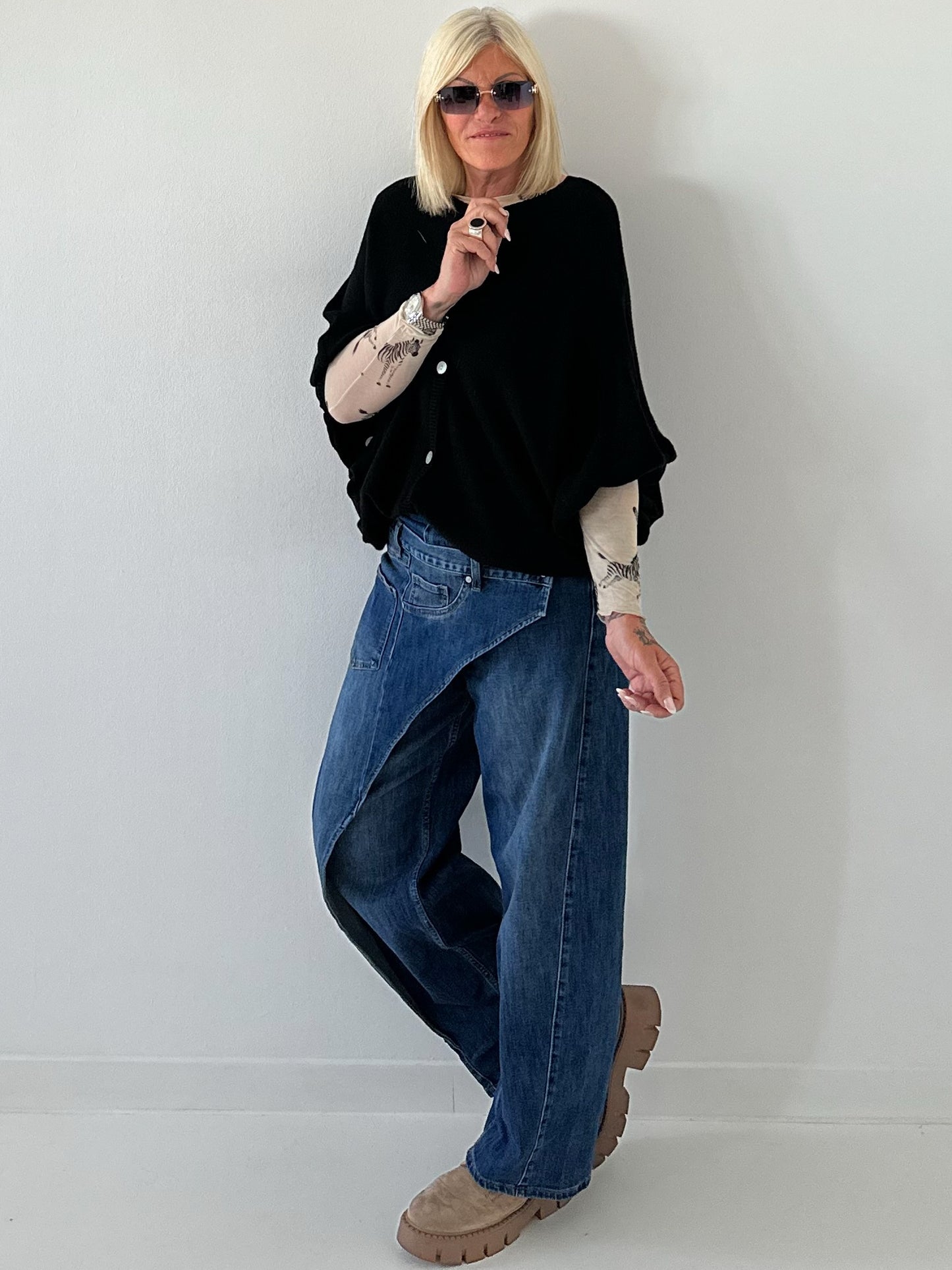 Oversized knitted cardigan with sophisticated details - black
