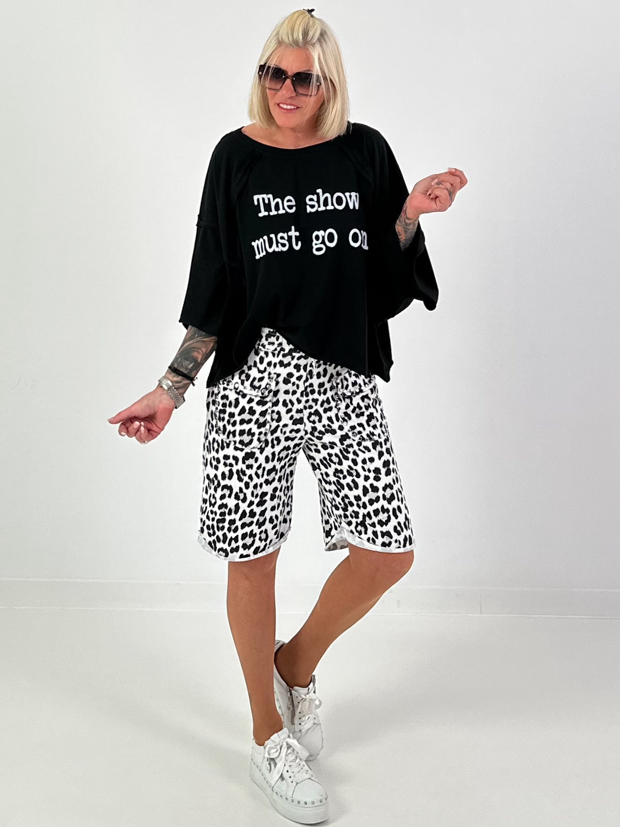 Oversized Shirt Show Must Go On - schwarz