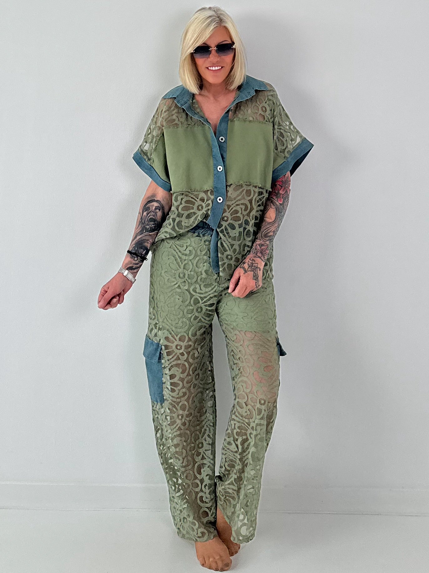 Ausgefallener Zweiteiler mit aufwendigen Denim Details- khaki
