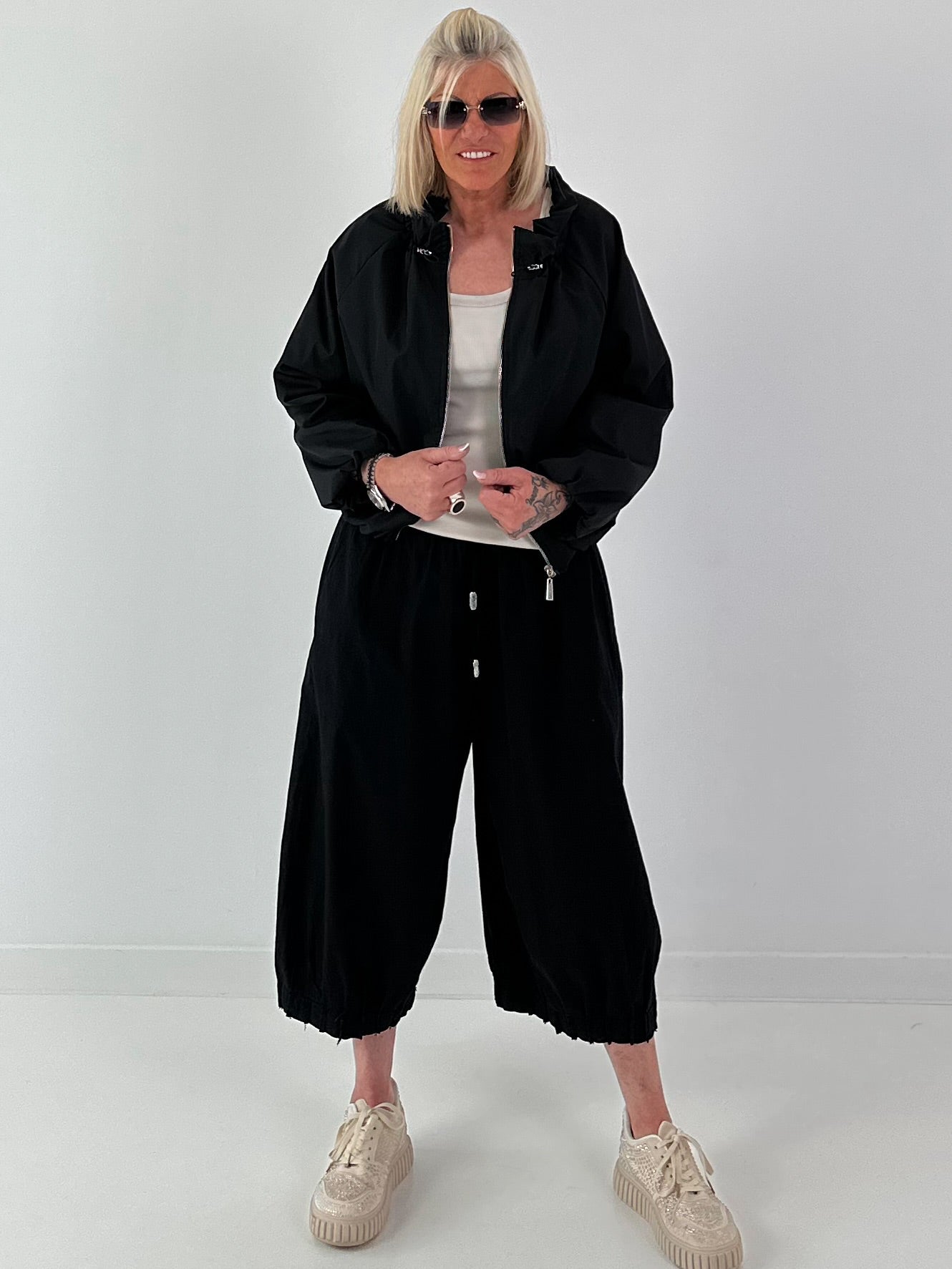 Ballon Jacke mit raffiniertem Kragen - schwarz