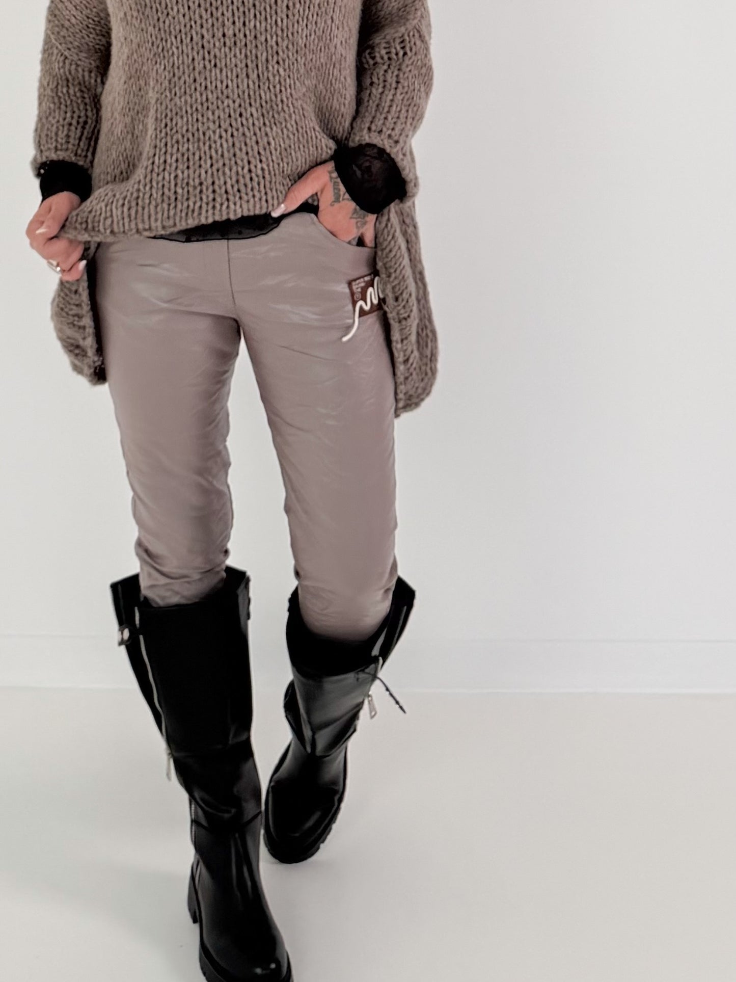 Vegane Lederhose mit Patch - taupe