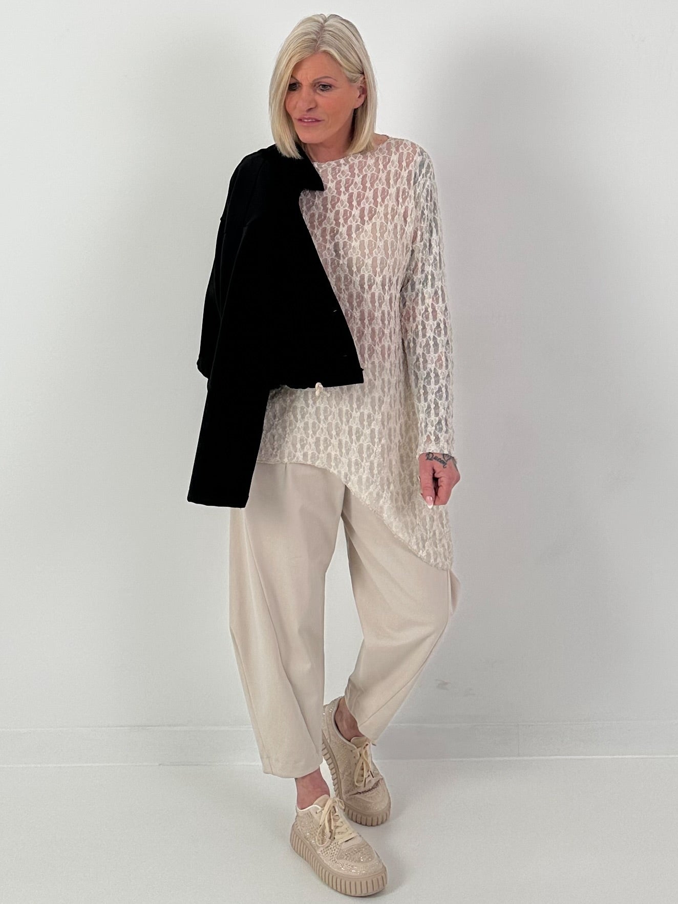 Asymmetrisches Spitzenshirt mit Muster - beige