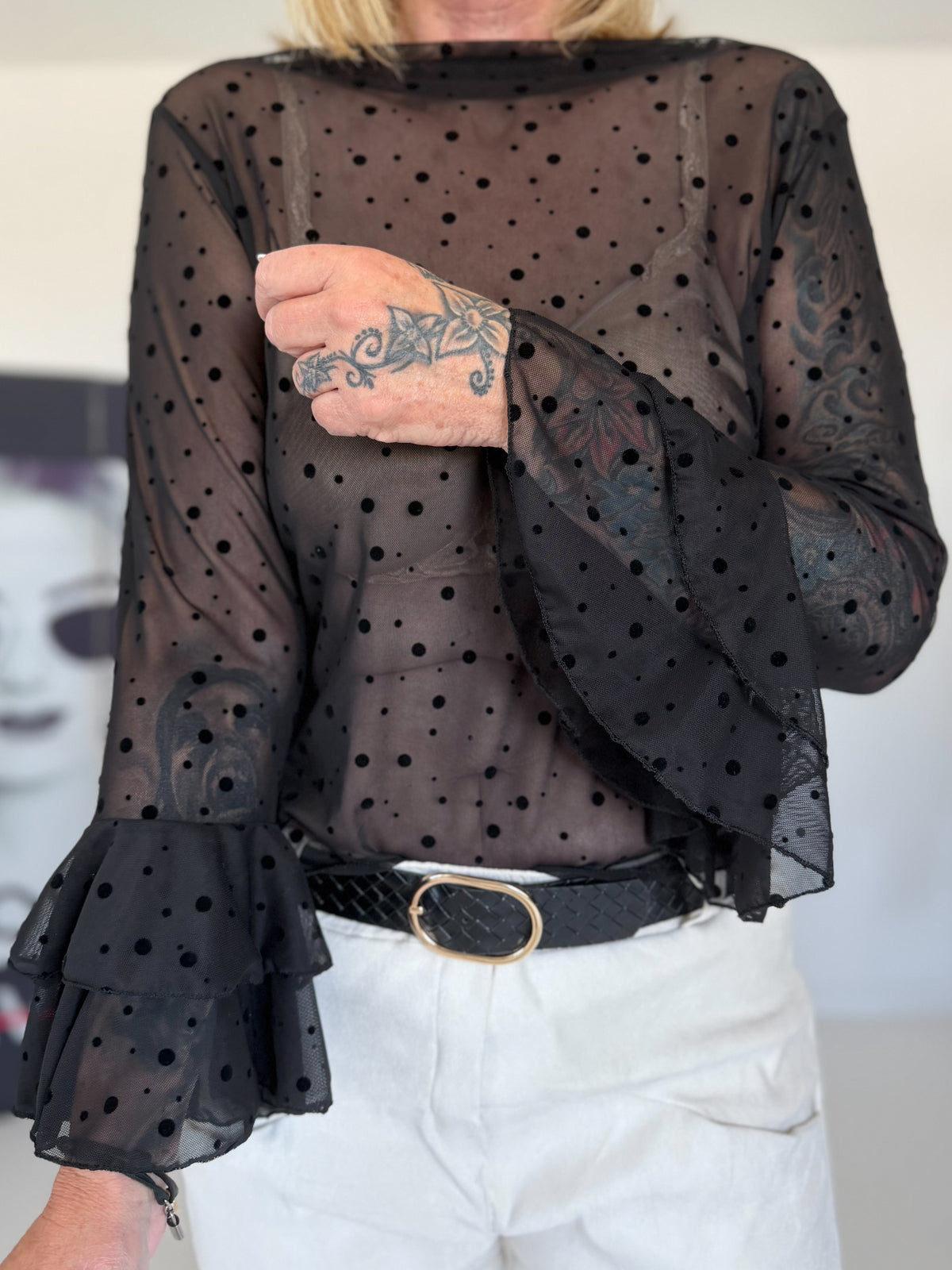 Mesh Shirt mit Punkten und Volantärmeln - schwarz