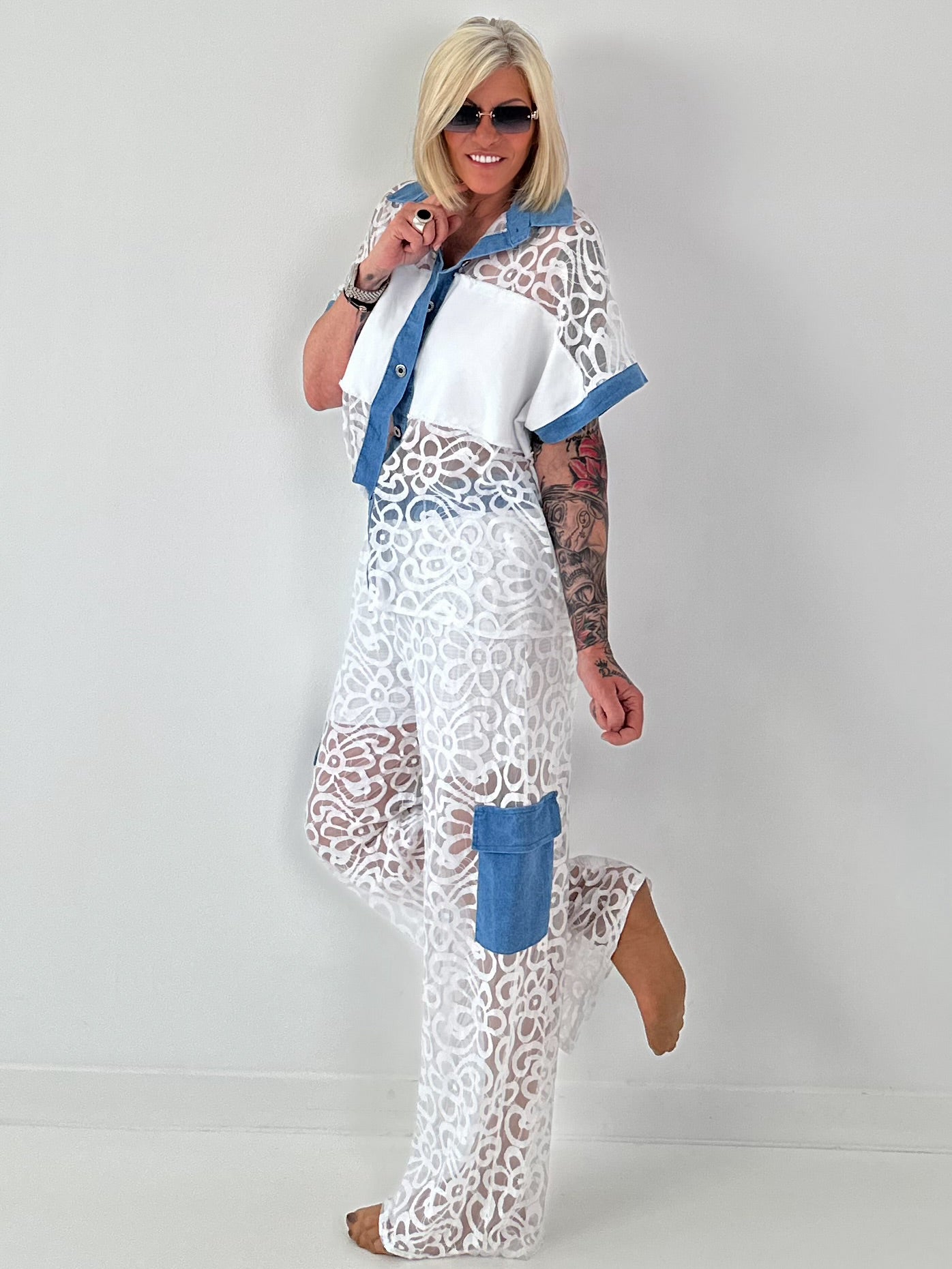 Ausgefallener Zweiteiler mit aufwendigen Denim Details- weiss