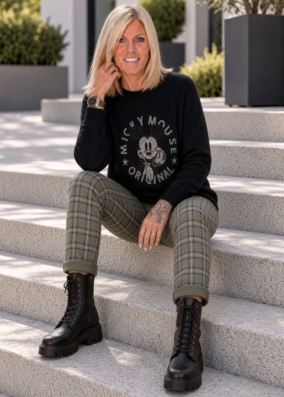 Pullover mit Strass-Comic-Motiv - schwarz