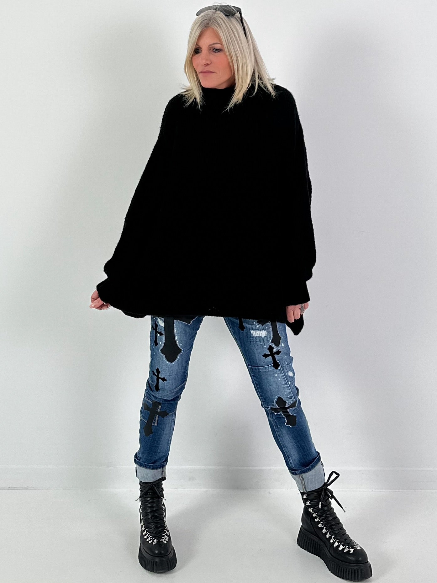 Oversized sweater model "Snuggle Arctic" - black