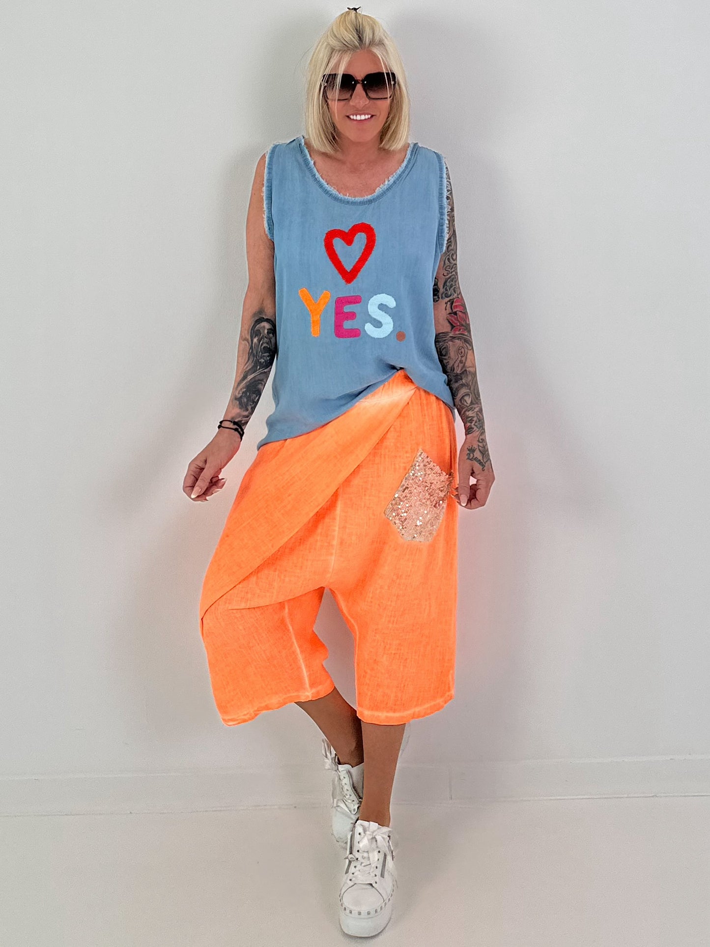 Kurze Leinen Baggy mit Überwurf und Paillettendetails - neonorange