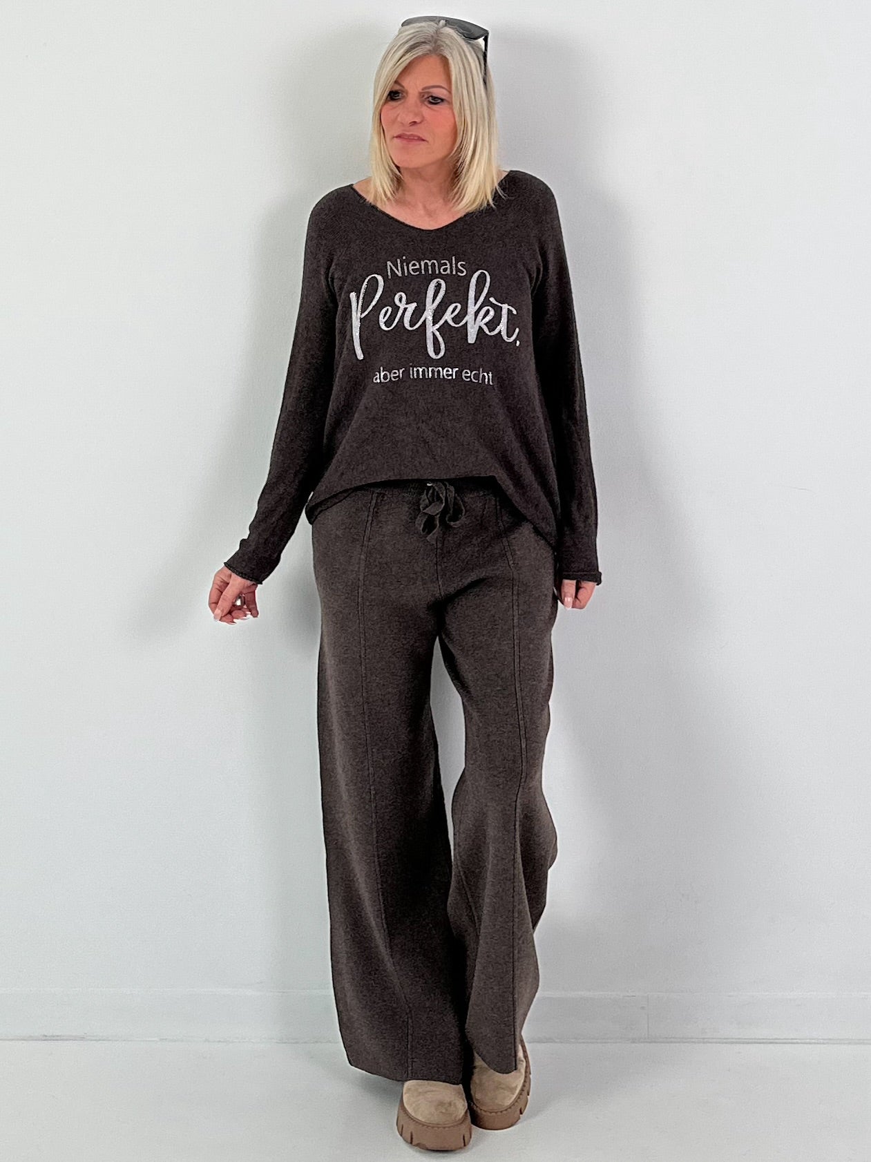 V-hals pullover model "Always Authentic" - koffie