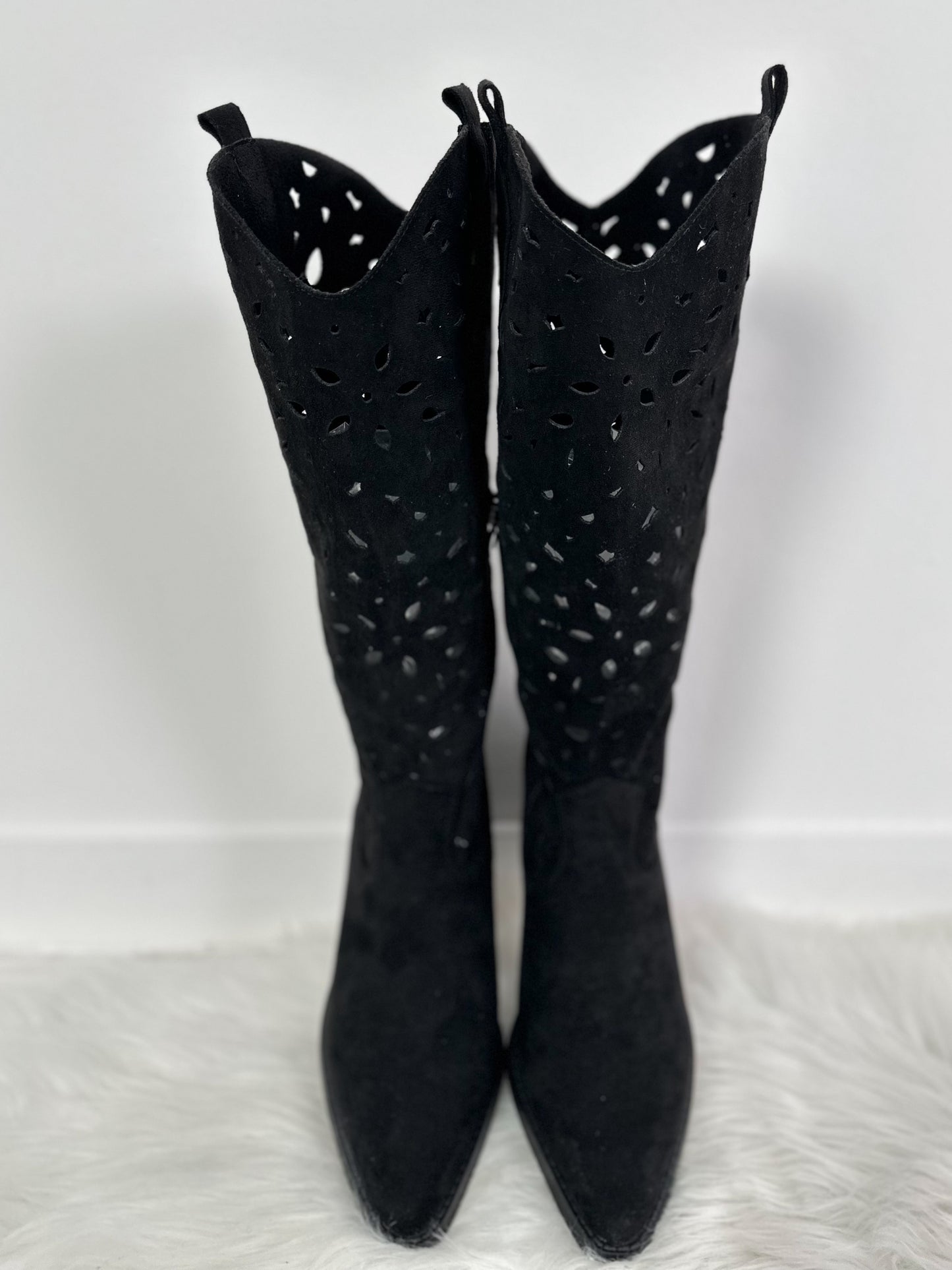 Boots with cut-out - black
