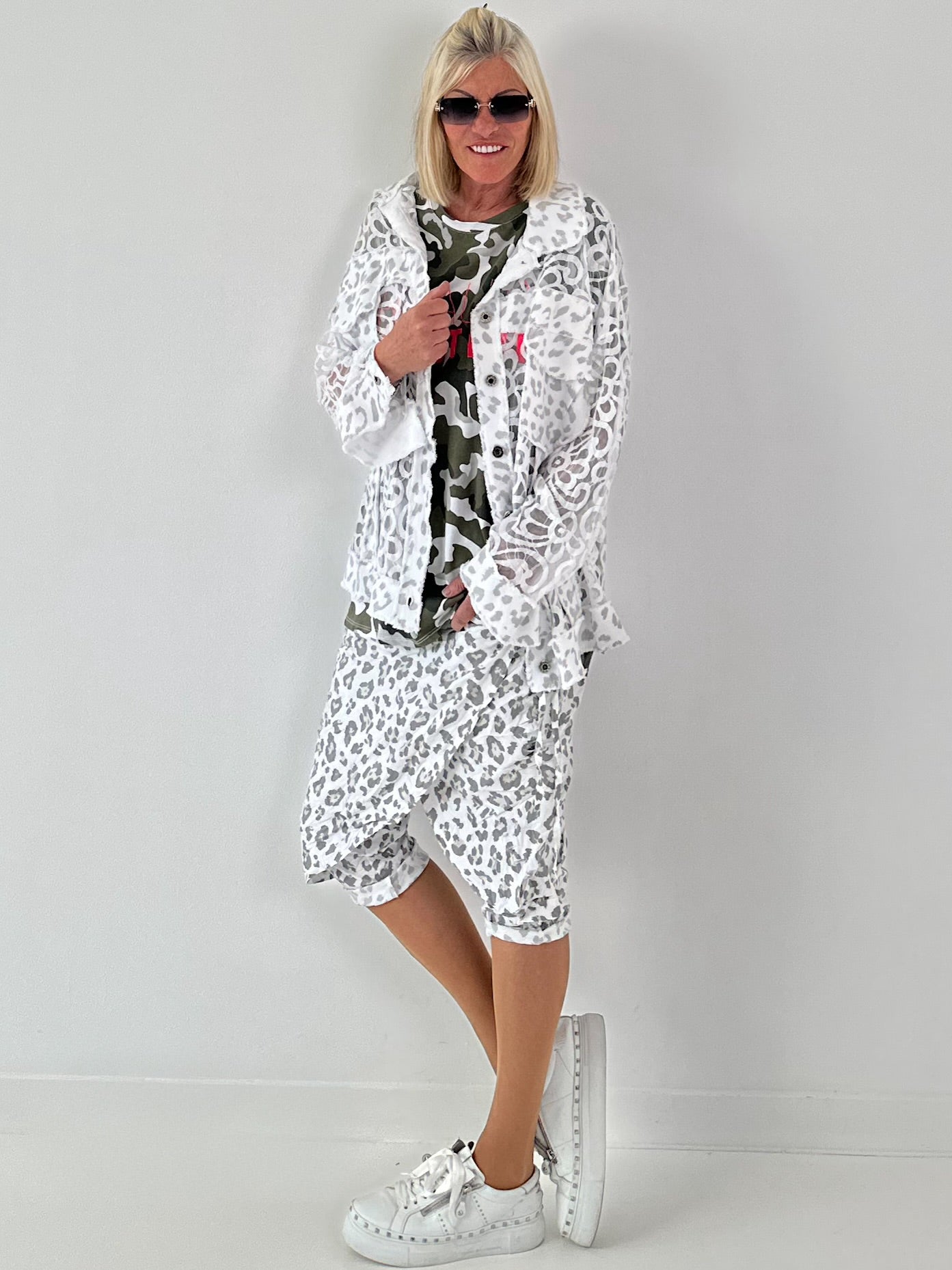 Jeansjacke mit Leo und floralem Netzeinsatz - weiss