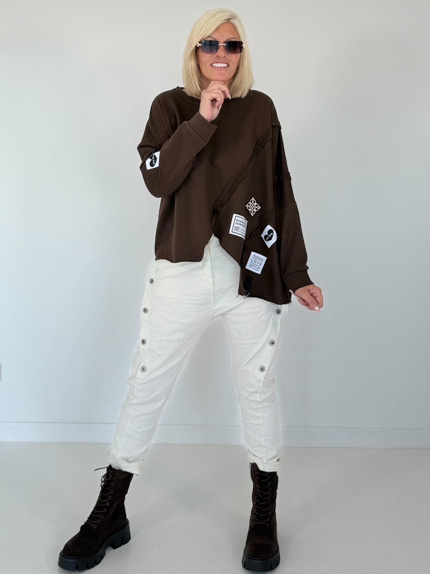 Sweater mit asymmetrischem Schnitt und Patches - mokka
