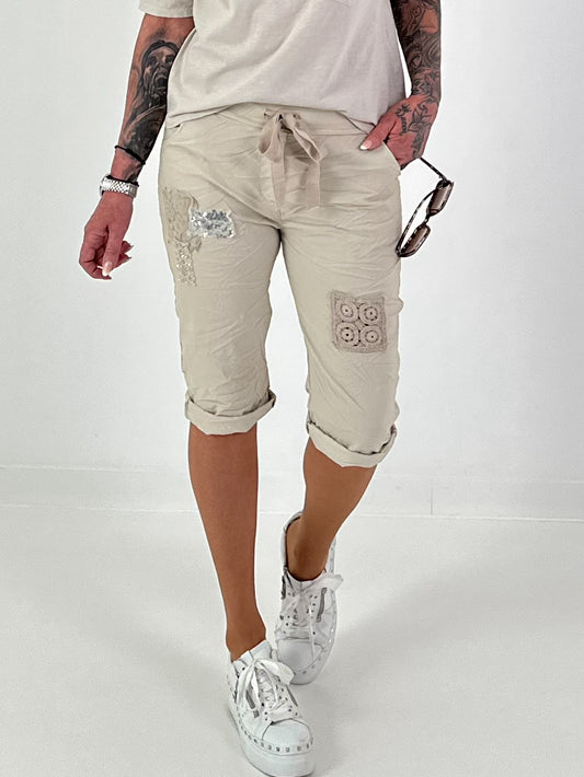 Kurze Hose mit Patches - beige