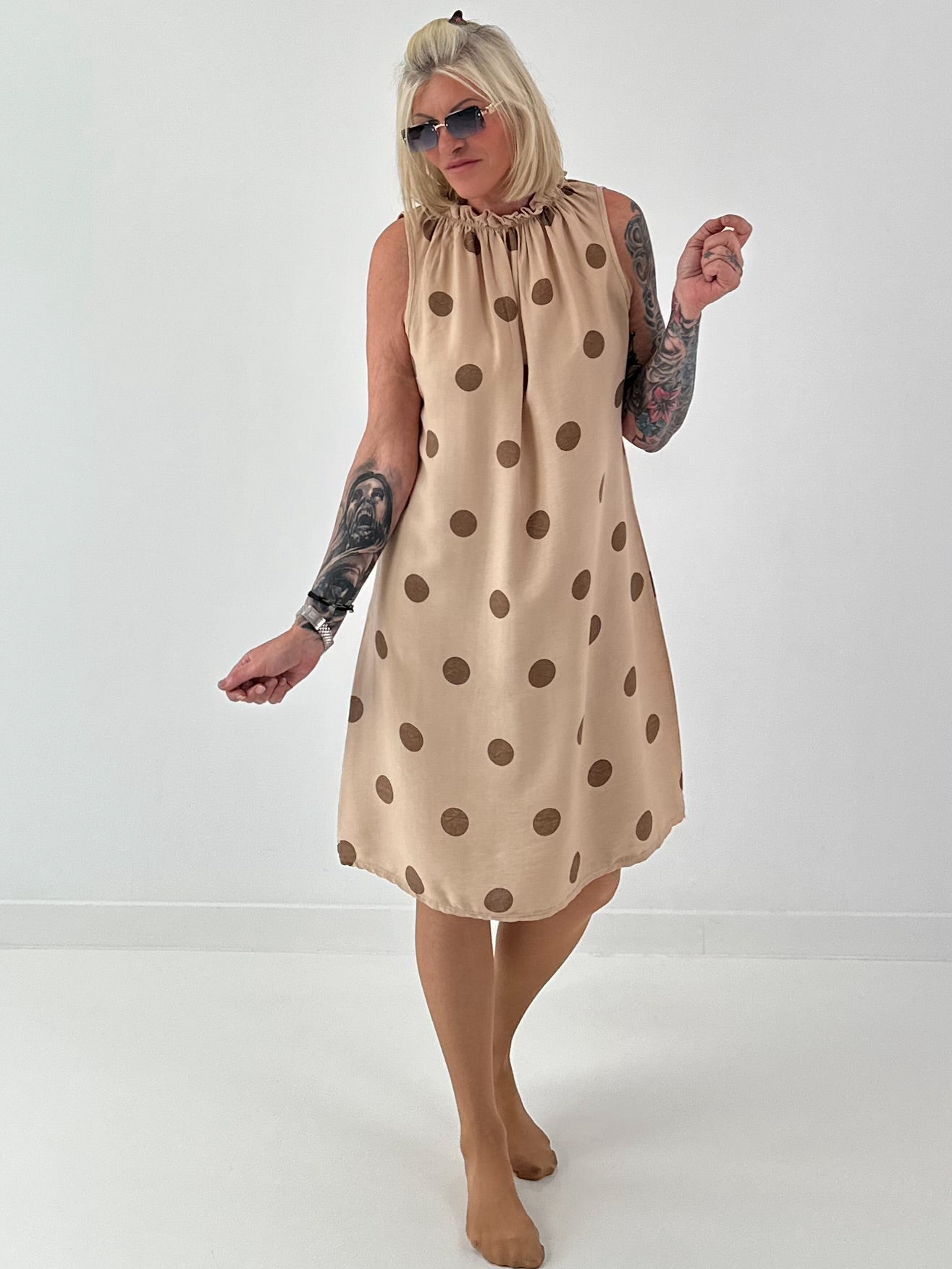 Tupfen Kleid mit Rüschenkragen - sand
