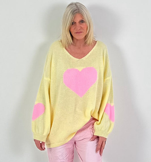 Oversized Pullover Modell "Heart Flair" - gelb