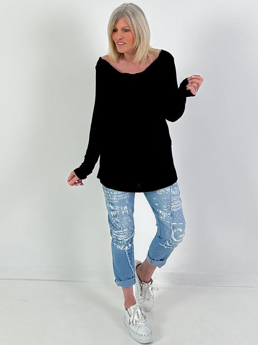 Zwarte blouse met watervalhals.