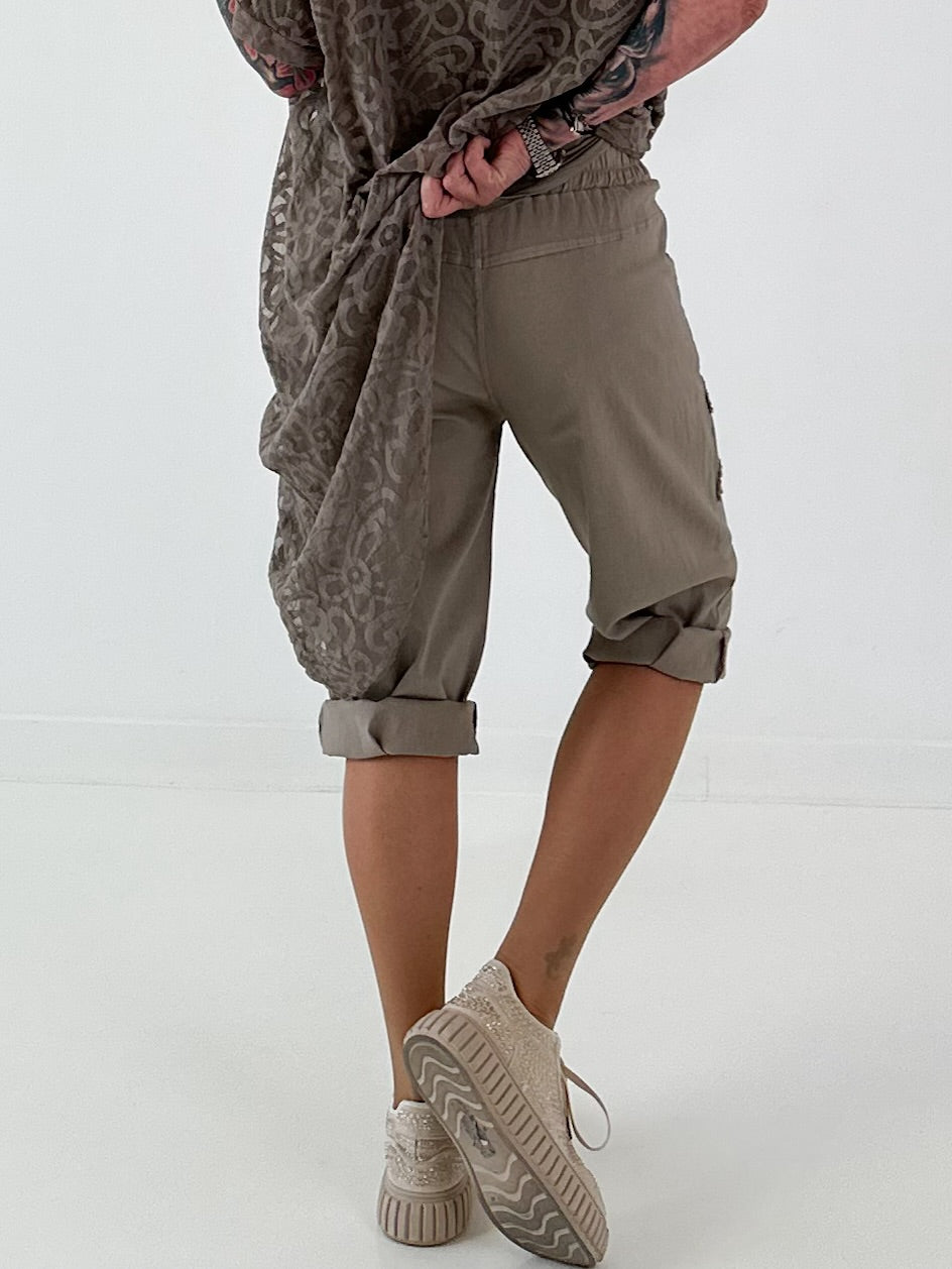 Kurze Hose mit Jeanselementen und Ösen - taupe