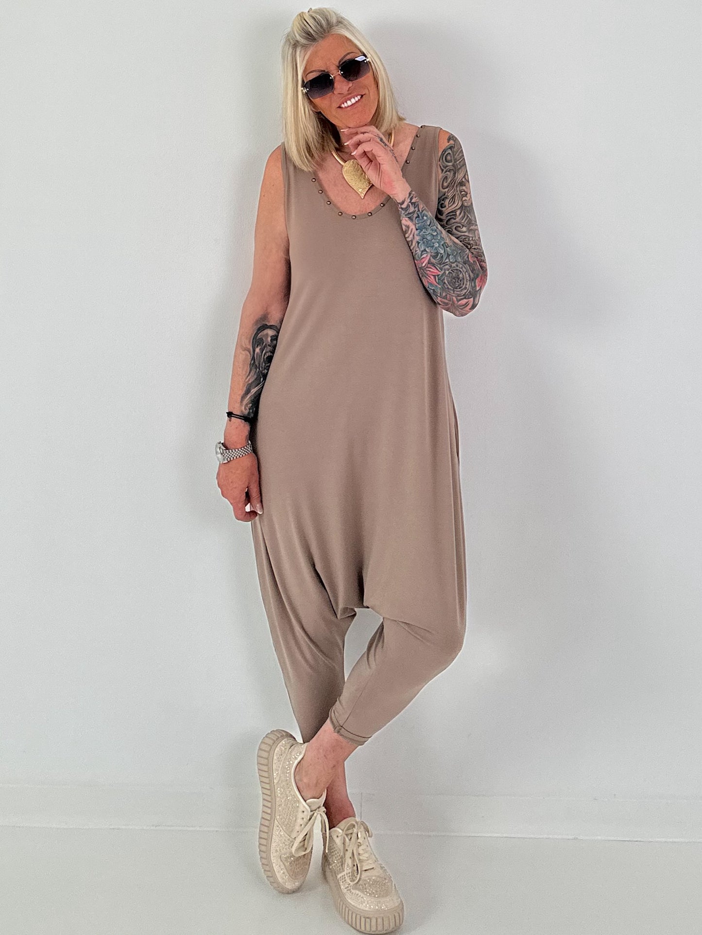 Jumpsuit mit Nieten - taupe