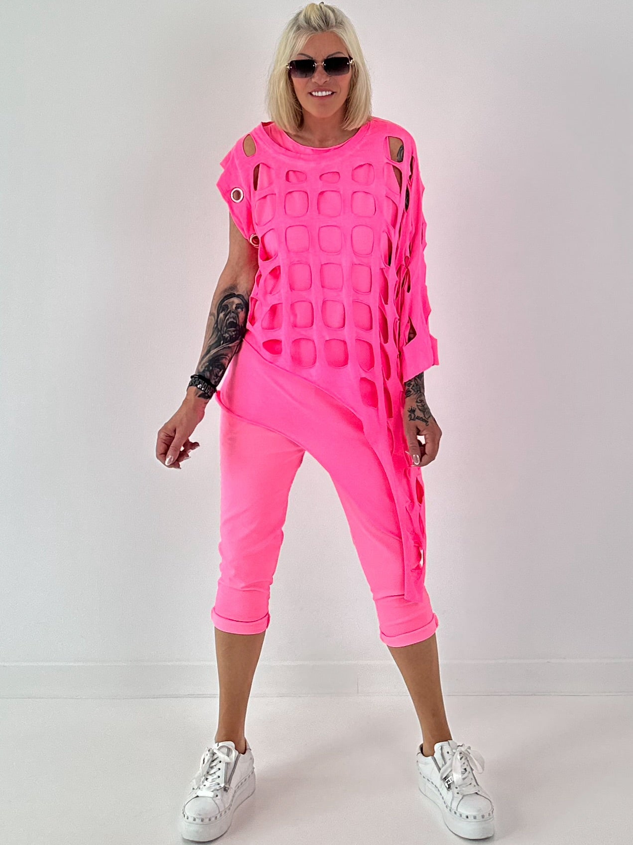 Shirt mit All-Over Cut-Outs und Ösen - neonpink