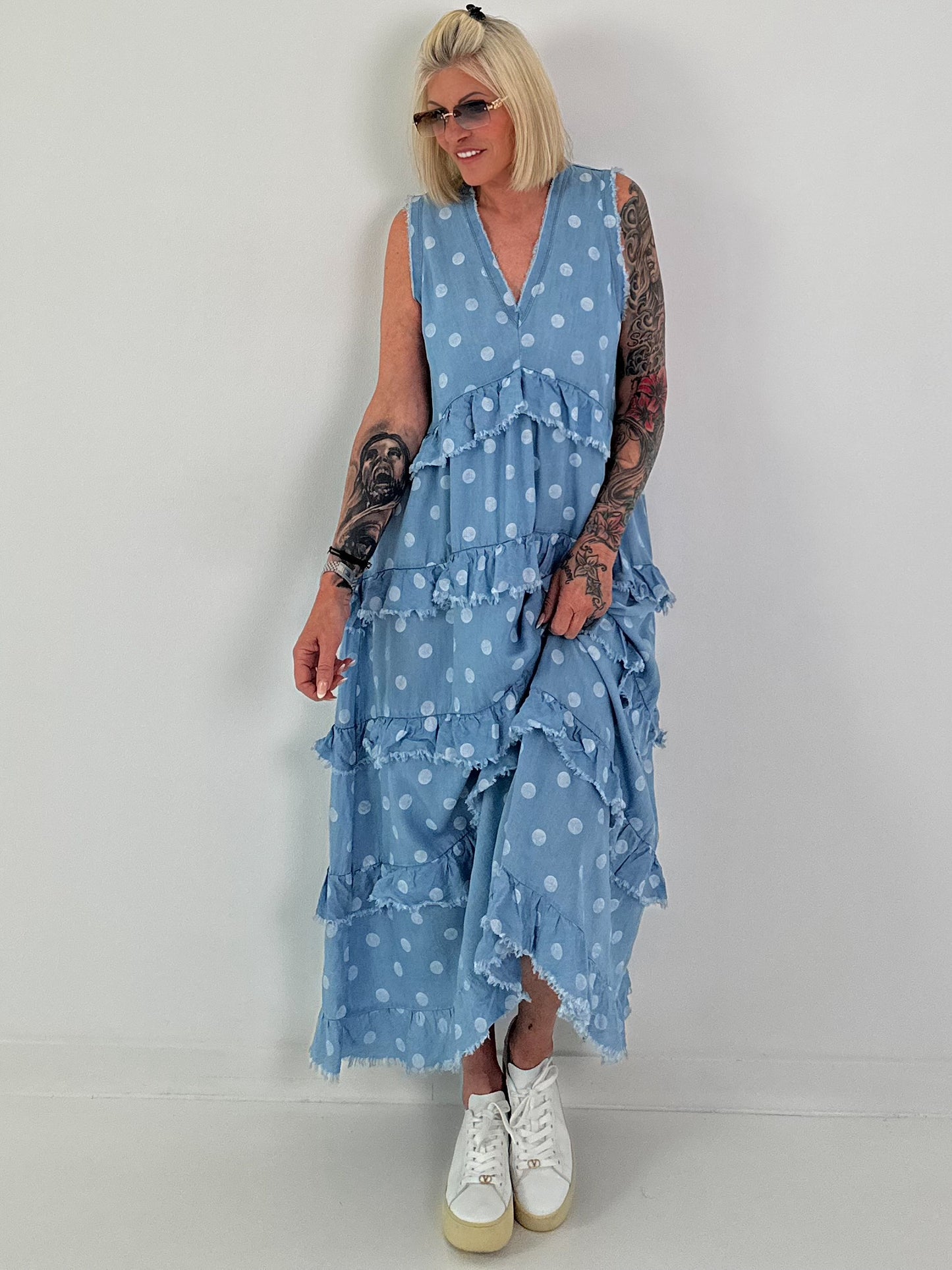 Jeanskleid Ärmellos mit Volant und Allover Punkten - hellblau