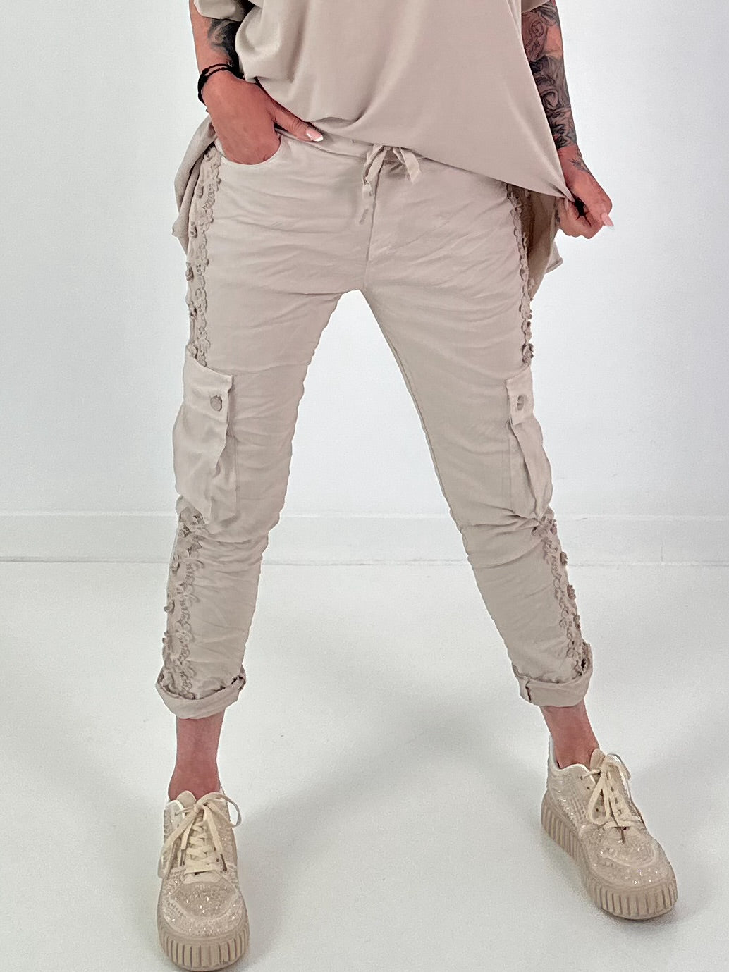 Trousers with crochet flowers and patch pockets - beige