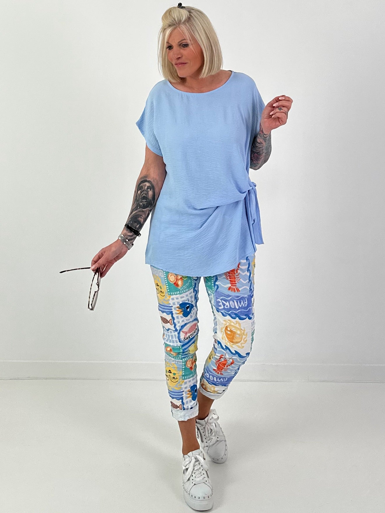 Hose mit All-Over Print-Mix - hellblau-mehrfarbig