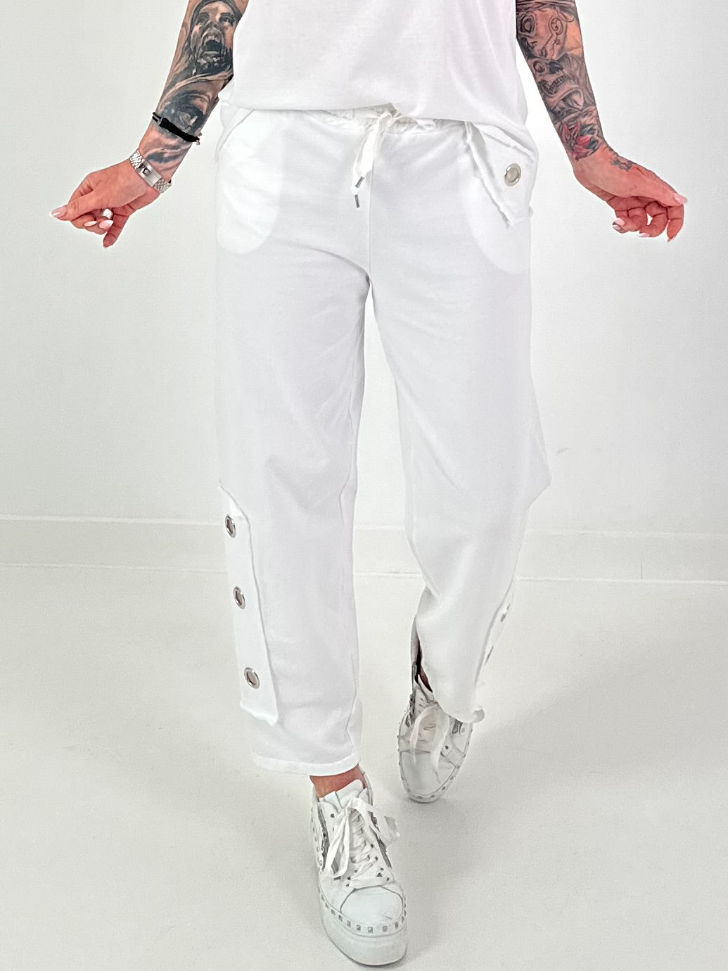 Sweatpants with eyelets - white