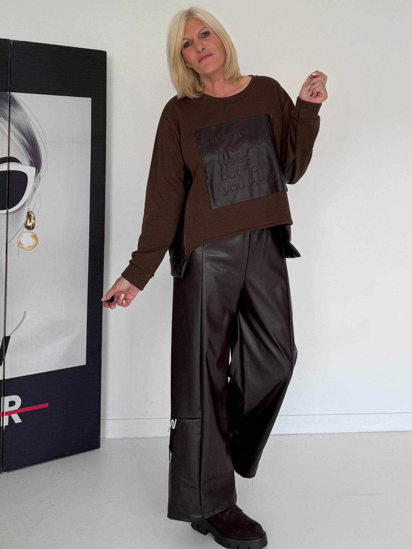 Sweater mit Lederoptik-Elementen - mokka