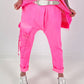 Baggy Hose mit aufgesetzter Cargo Tasche - neonpink