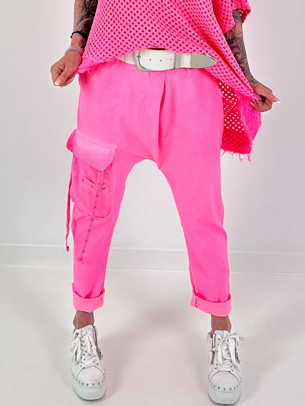 Baggy Hose mit aufgesetzter Cargo Tasche - neonpink