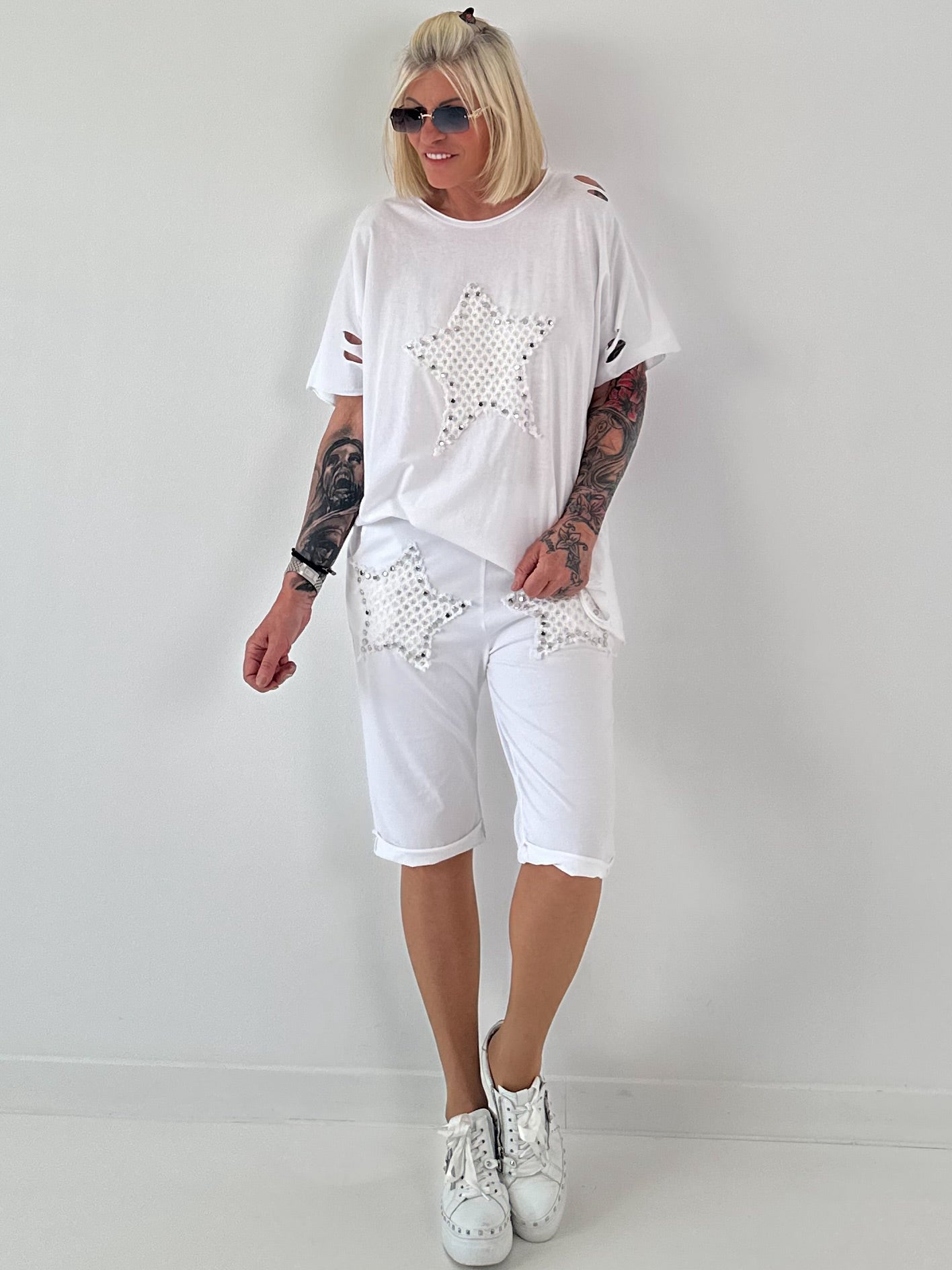 T-Shirt mit Häkelstern-Nieten-Cut-Outs - weiss