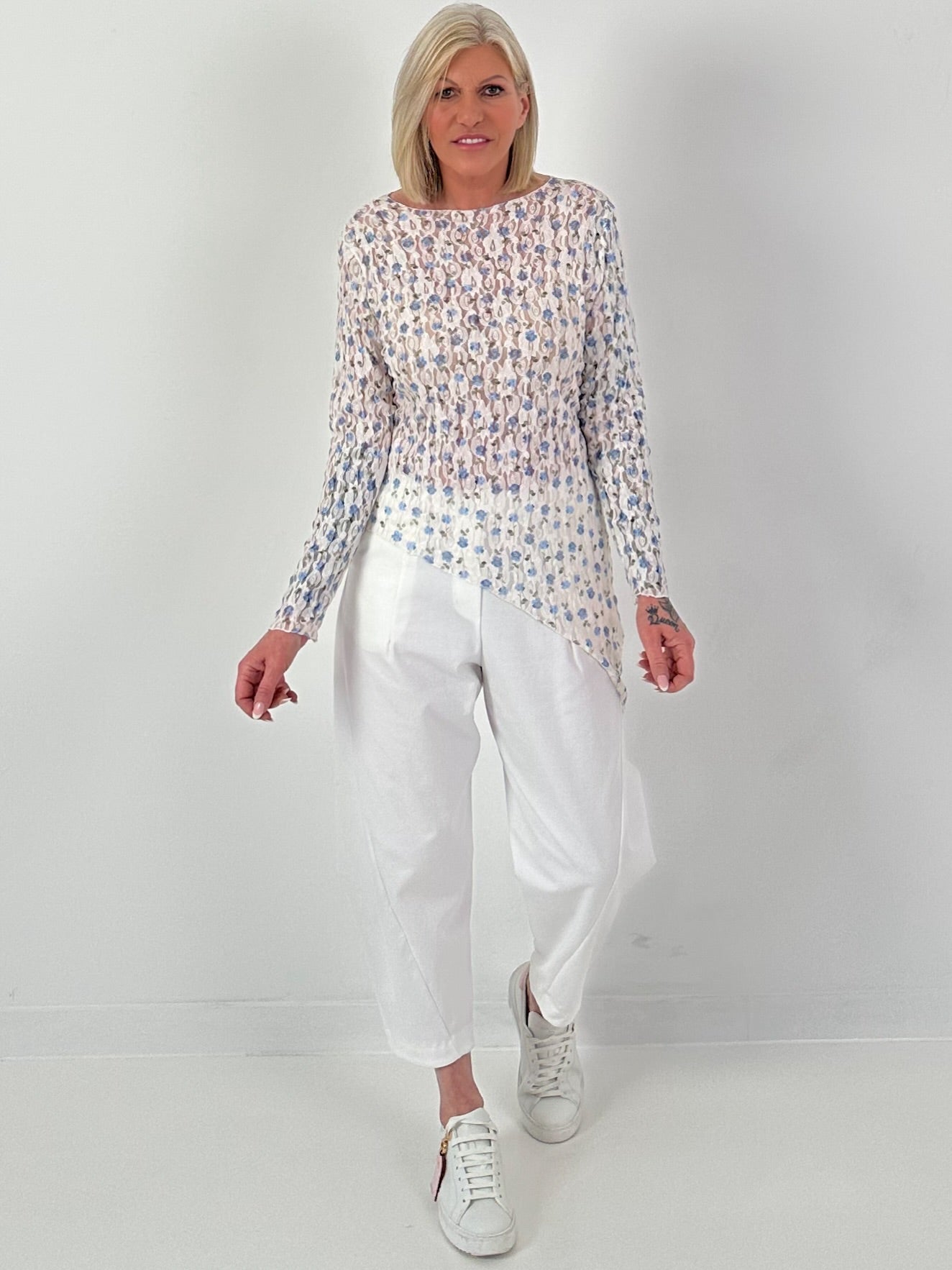 asymmetrisches Spitzenshirt mit Blumen - weiss-hellblau