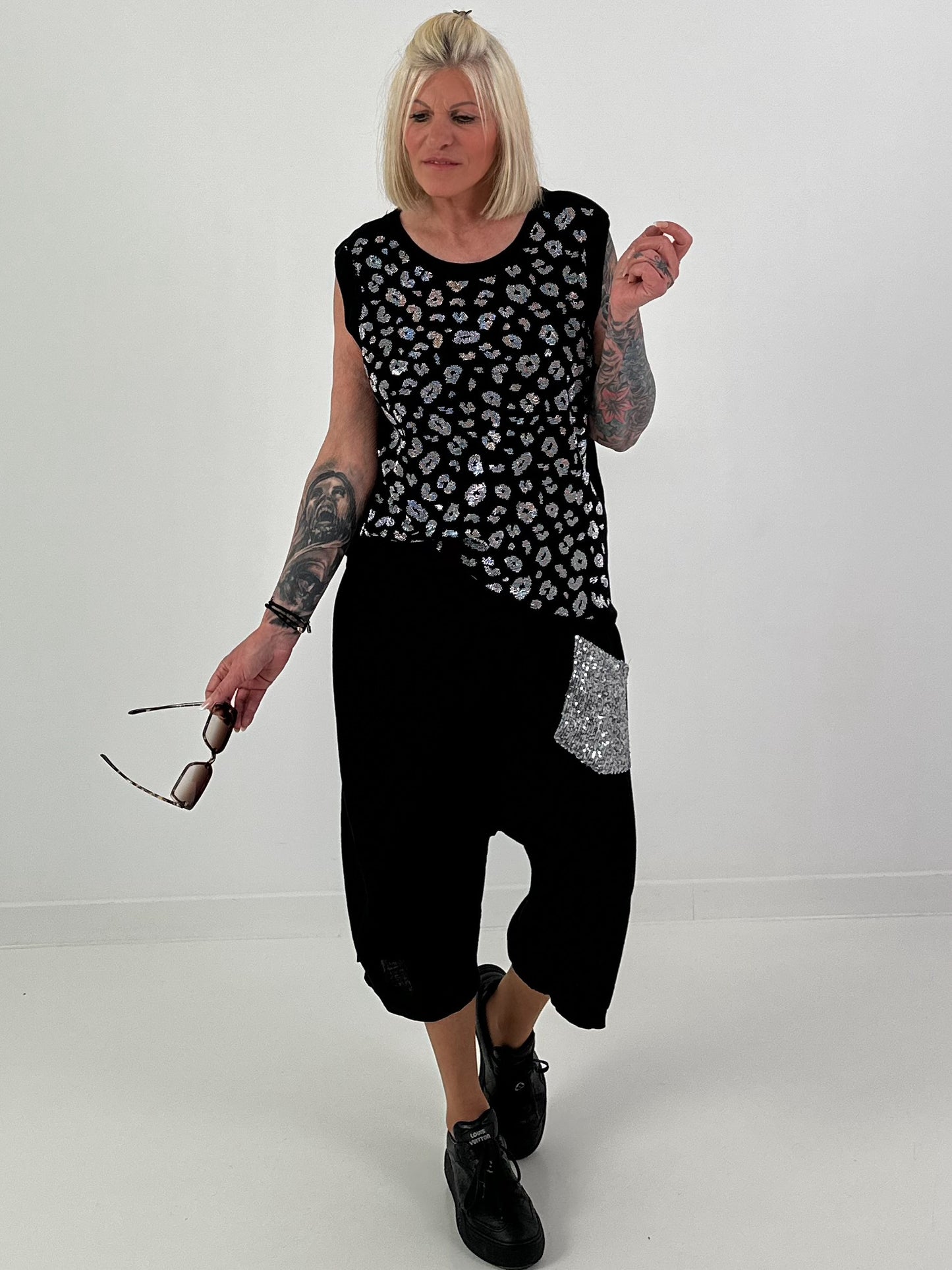 Ripp Top mit Glitzer Leo - schwarz