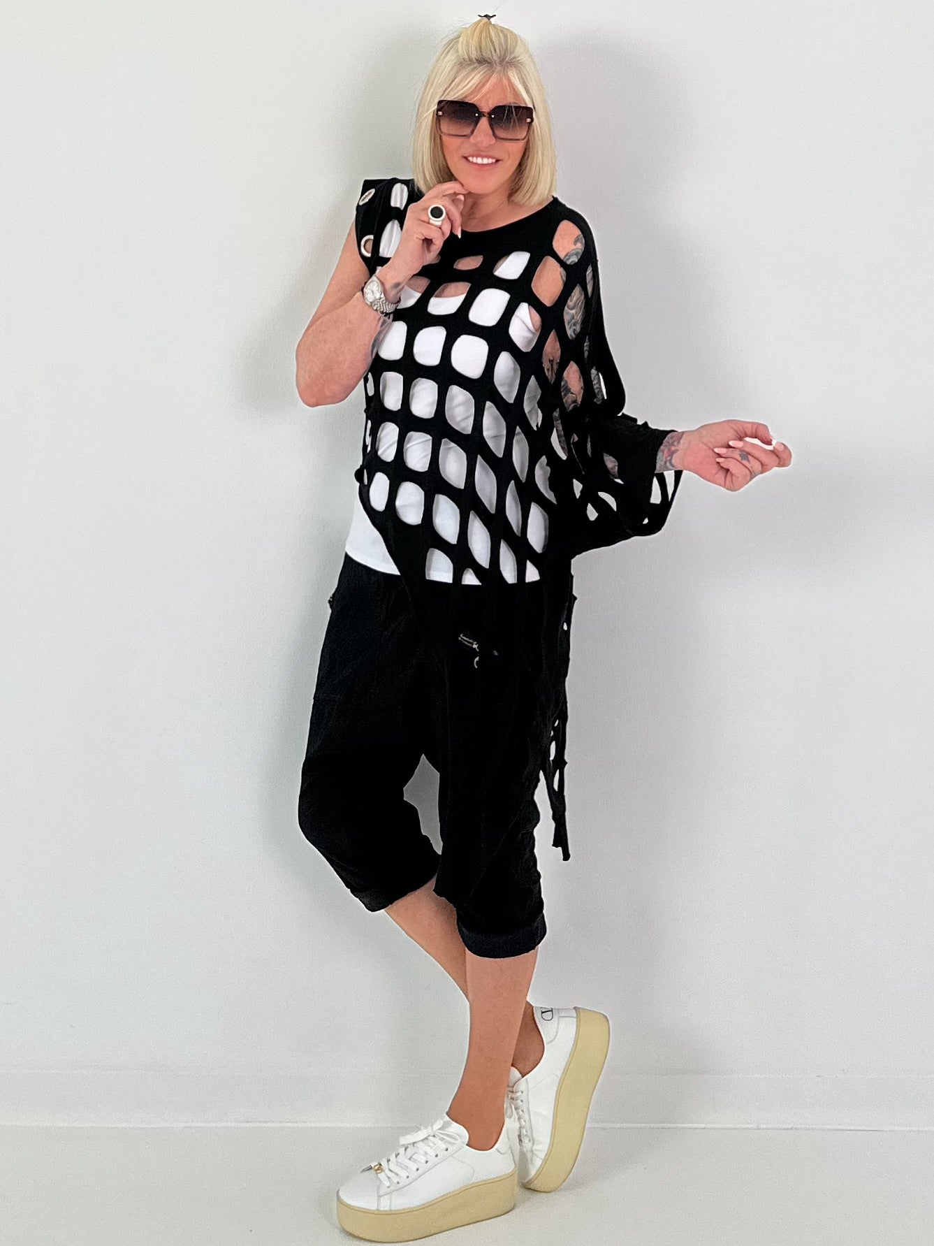 Shirt mit All-Over Cut-Outs und Ösen - schwarz ( lieferbar ab 11.05.26)
