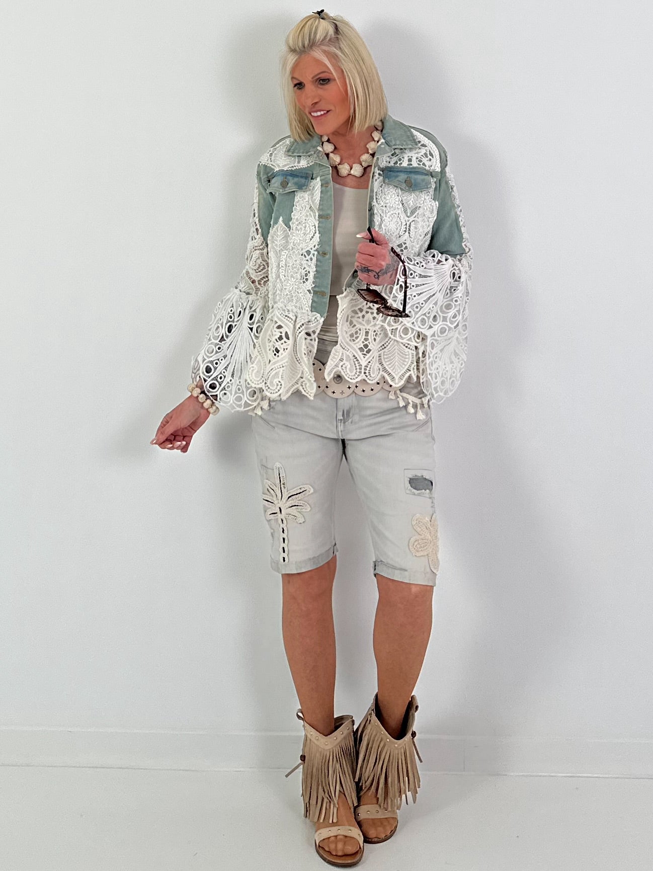 Boho Jeansjacke mit besonderen Details - denim-weiss