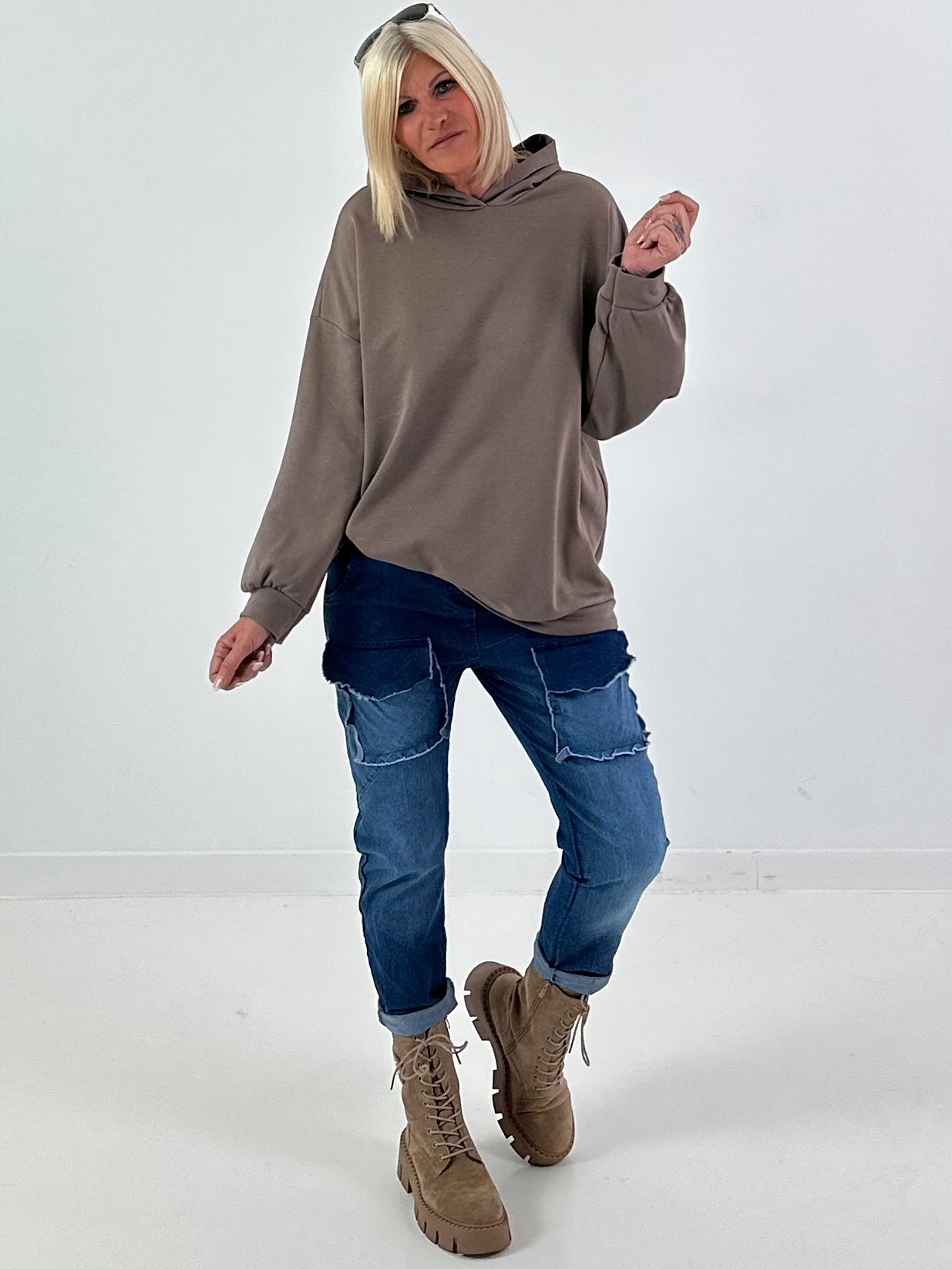 Lässiger Hoodie mit Statement Rückenprint "Pause" - taupe