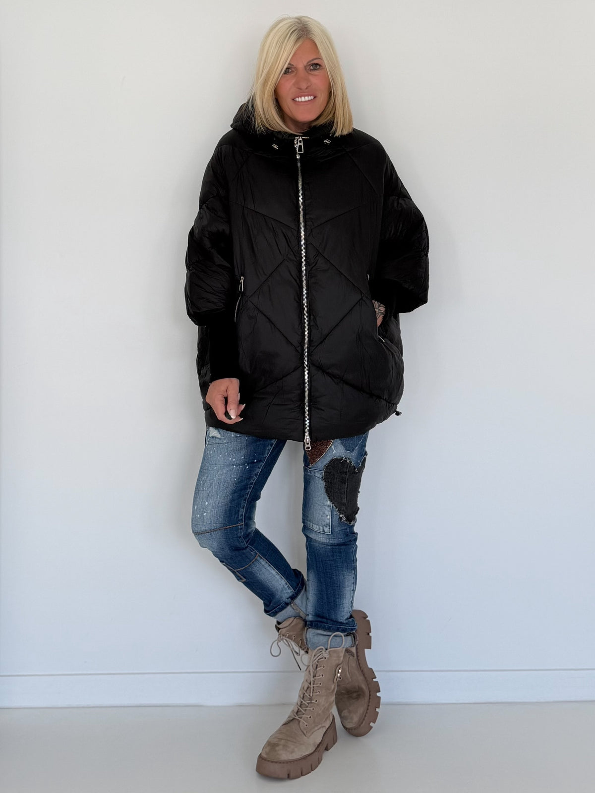 Oversized Steppjacke mit Stulpenärmeln und Kapuze - schwarz