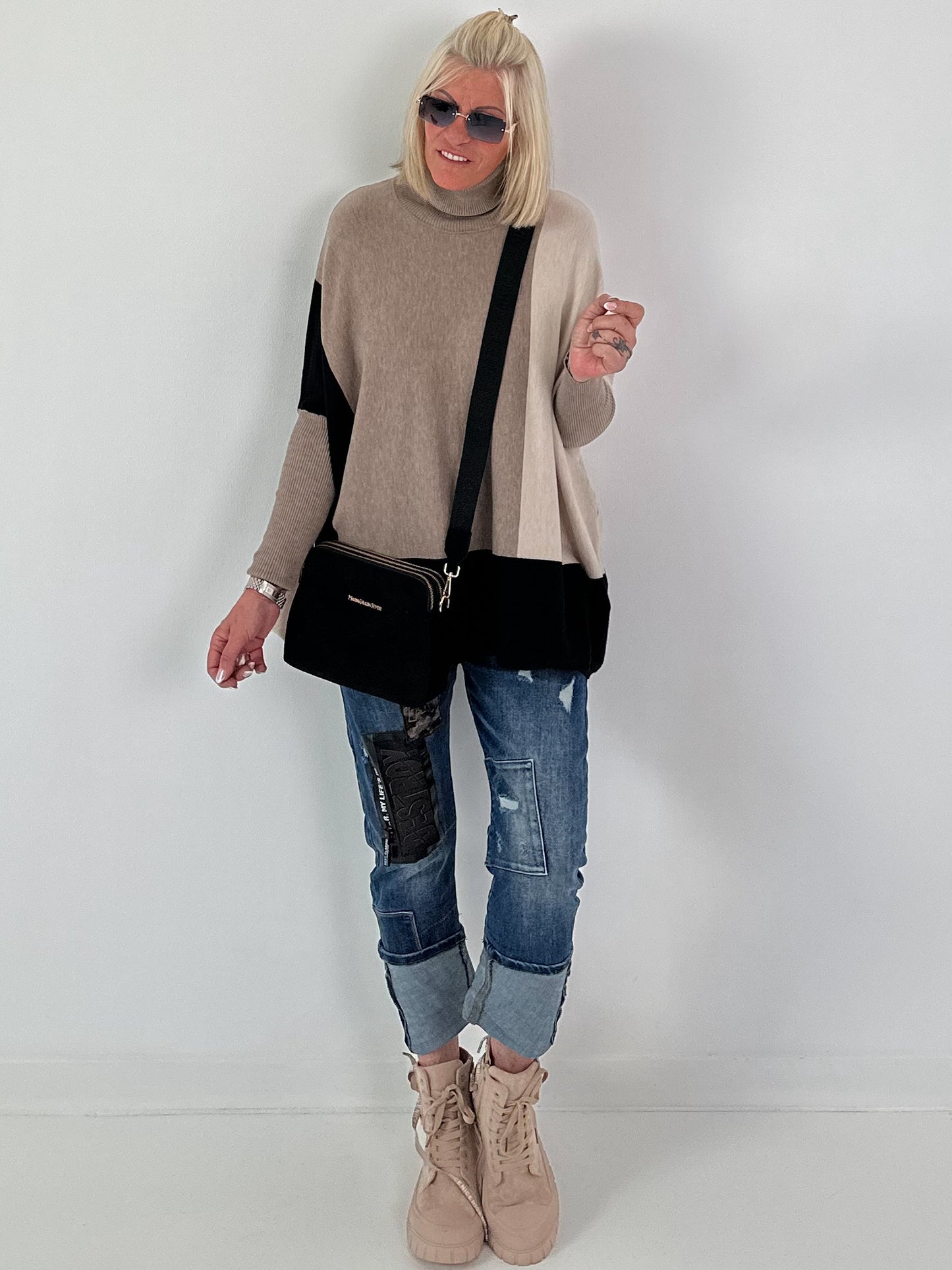 Oversized fijngebreide trui met stulpzakken – beige-taupe-zwart
