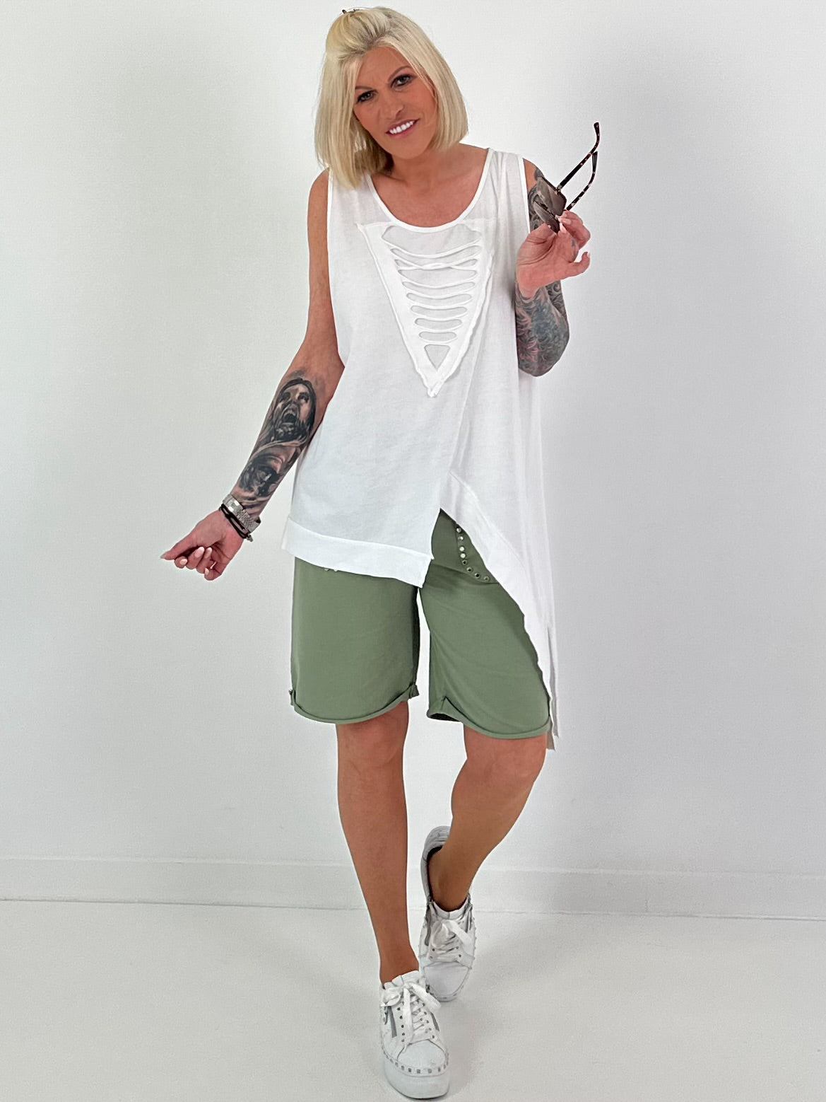 Top with cut-out and asymmetrical hem - white