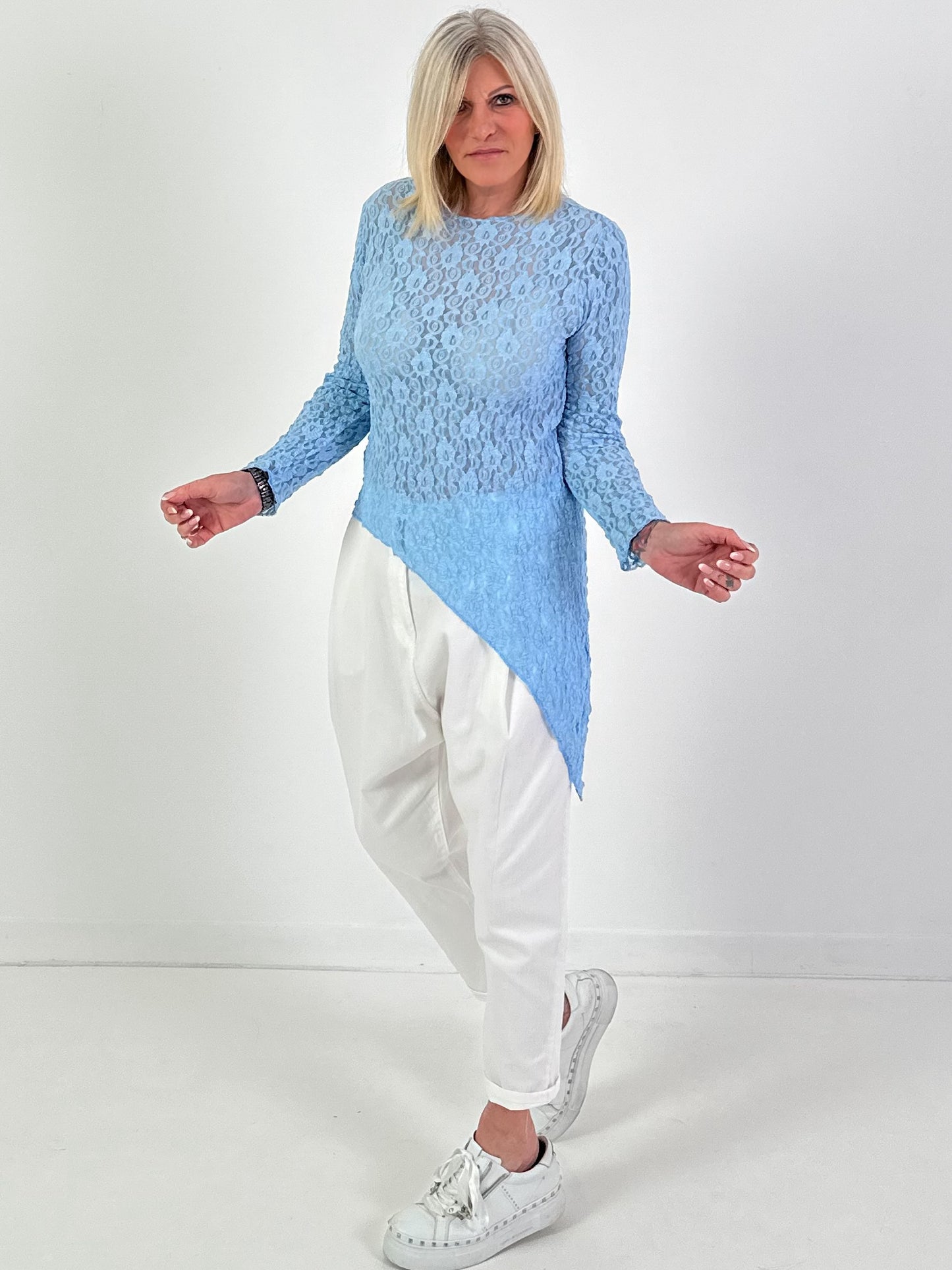 Asymmetrisches Shirt Modell "Lace Layer" - hellblau ( lieferbar ab ca. 11.12.25)