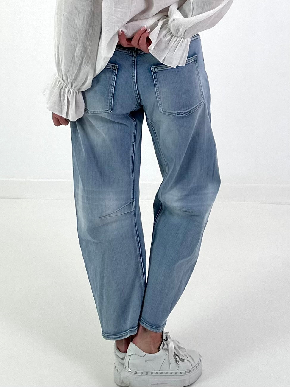 Bottle jeans with a horizontal seam - denim