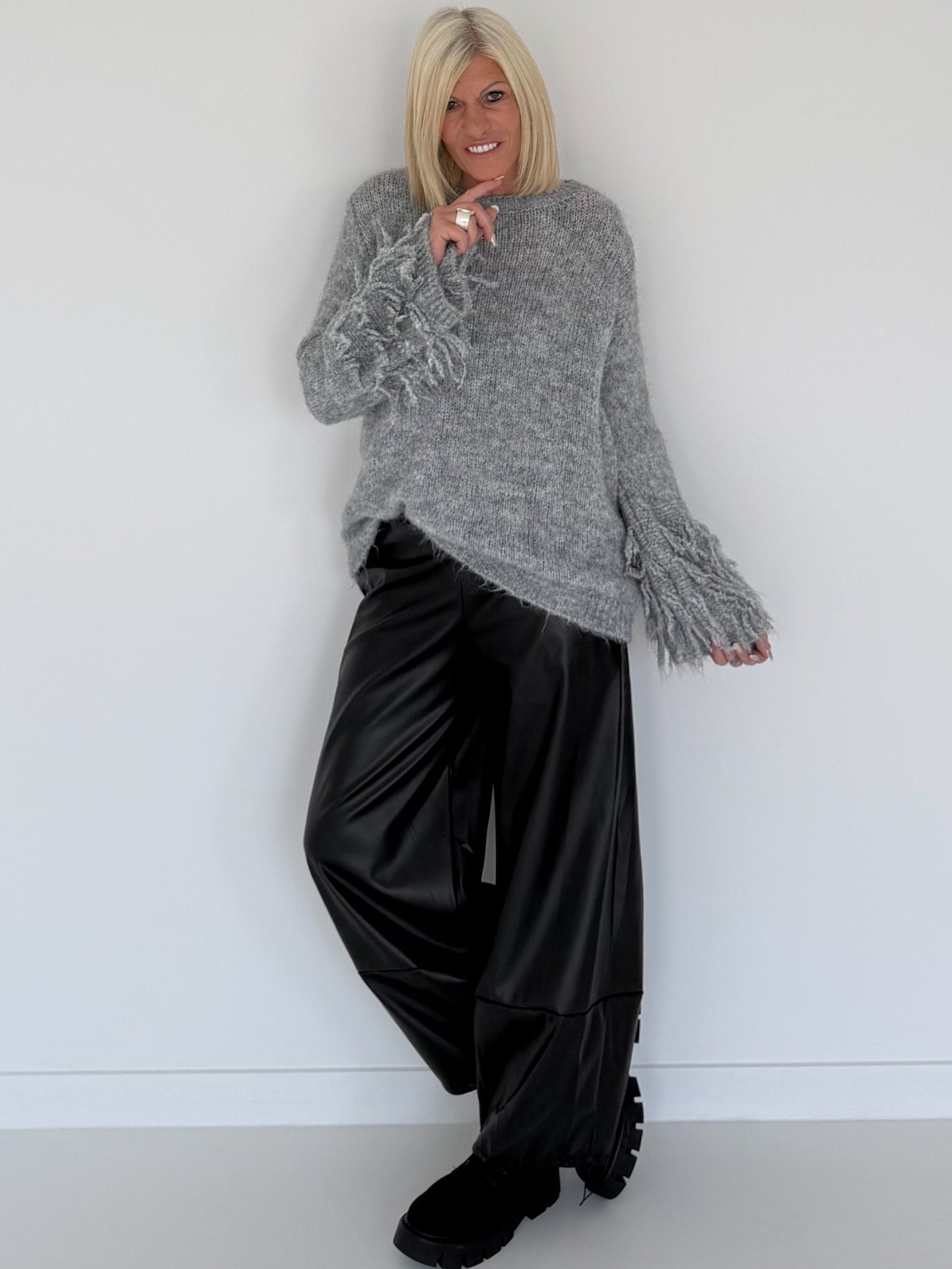 Kuschliger Pullover mit Fransen-Details - grau