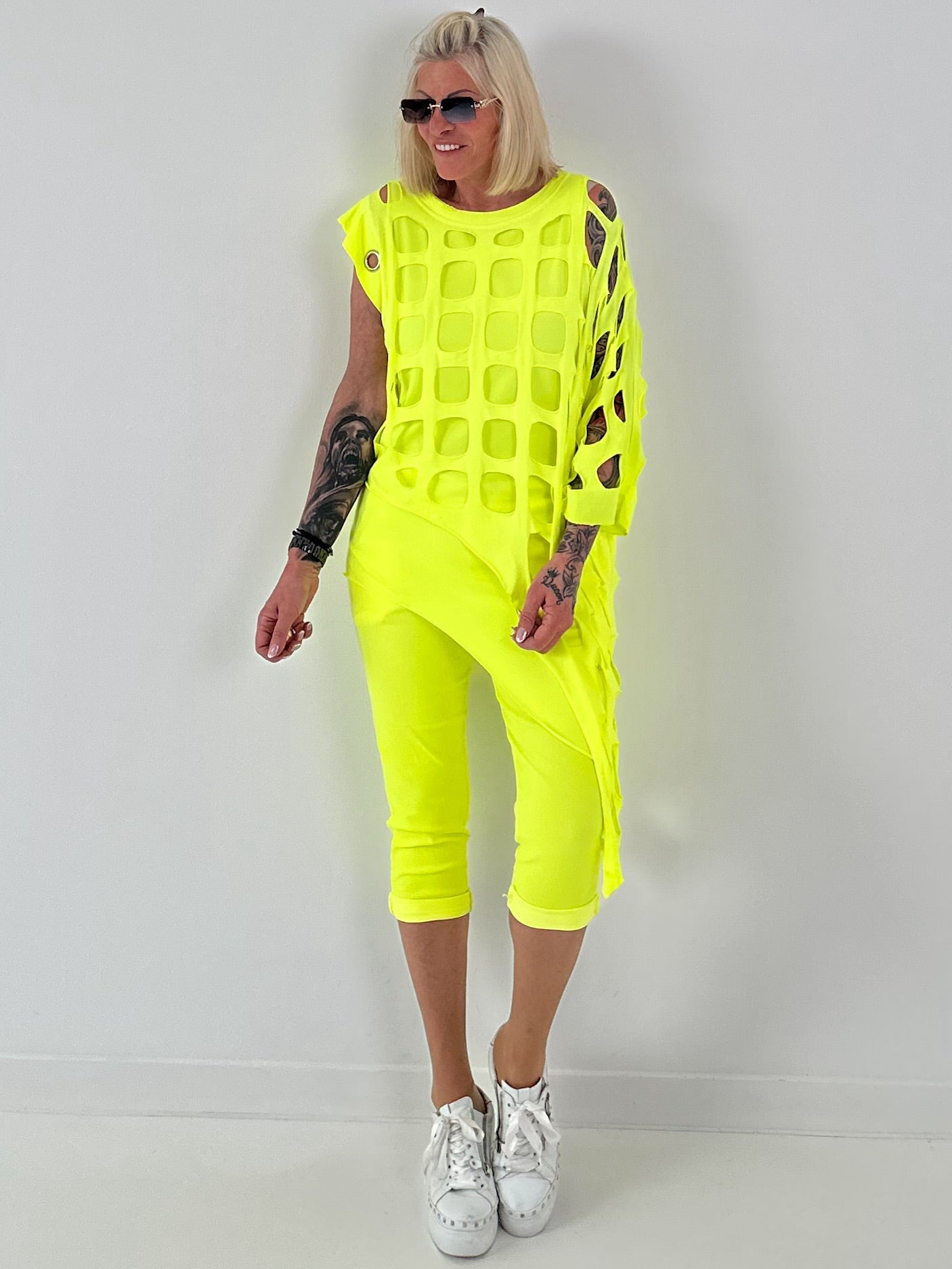 Shirt mit All-Over Cut-Outs und Ösen - neongelb