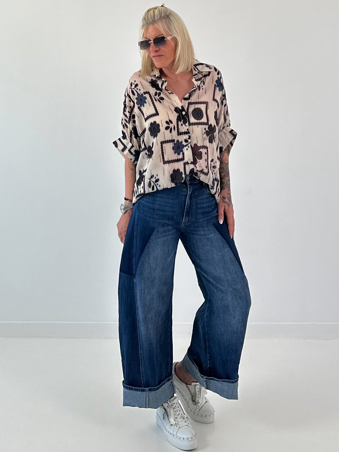 Leichte oversized Bluse mit Muster - beige- schwarz-blau