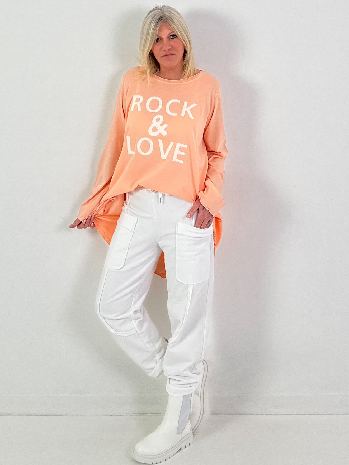 Oversized Shirt Modell "Rock&Love Wave" -apricot