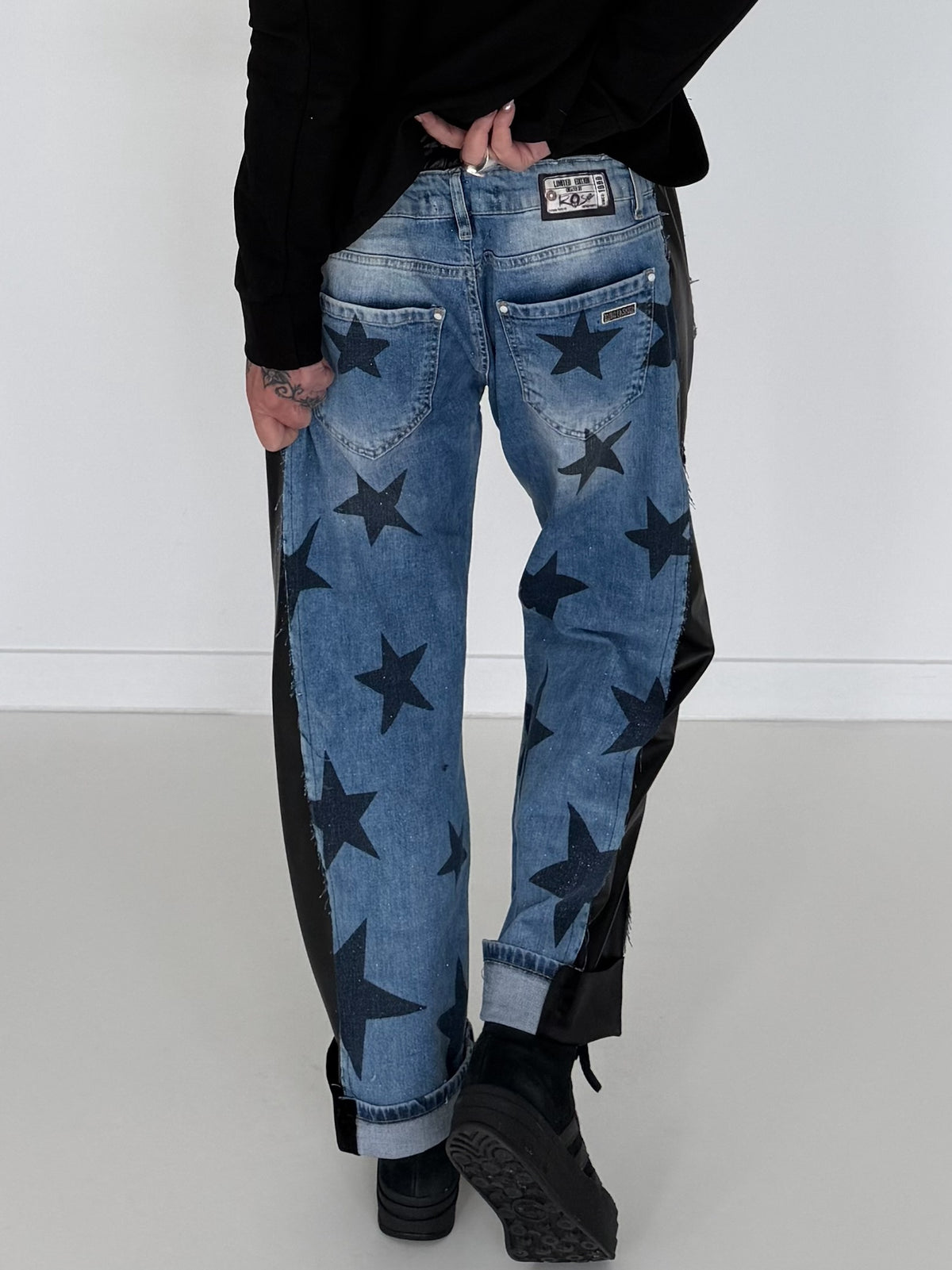 Boyfriend Jeans mit allover Sternen-Print und Ledereinsätzen - schwarz-denim